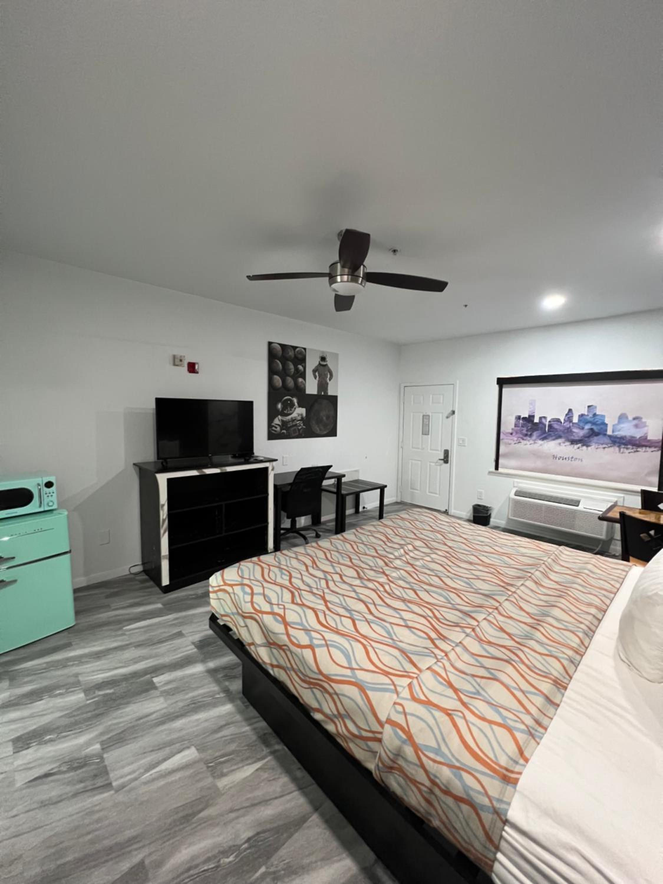King Room - Non-Smoking - Photo 4