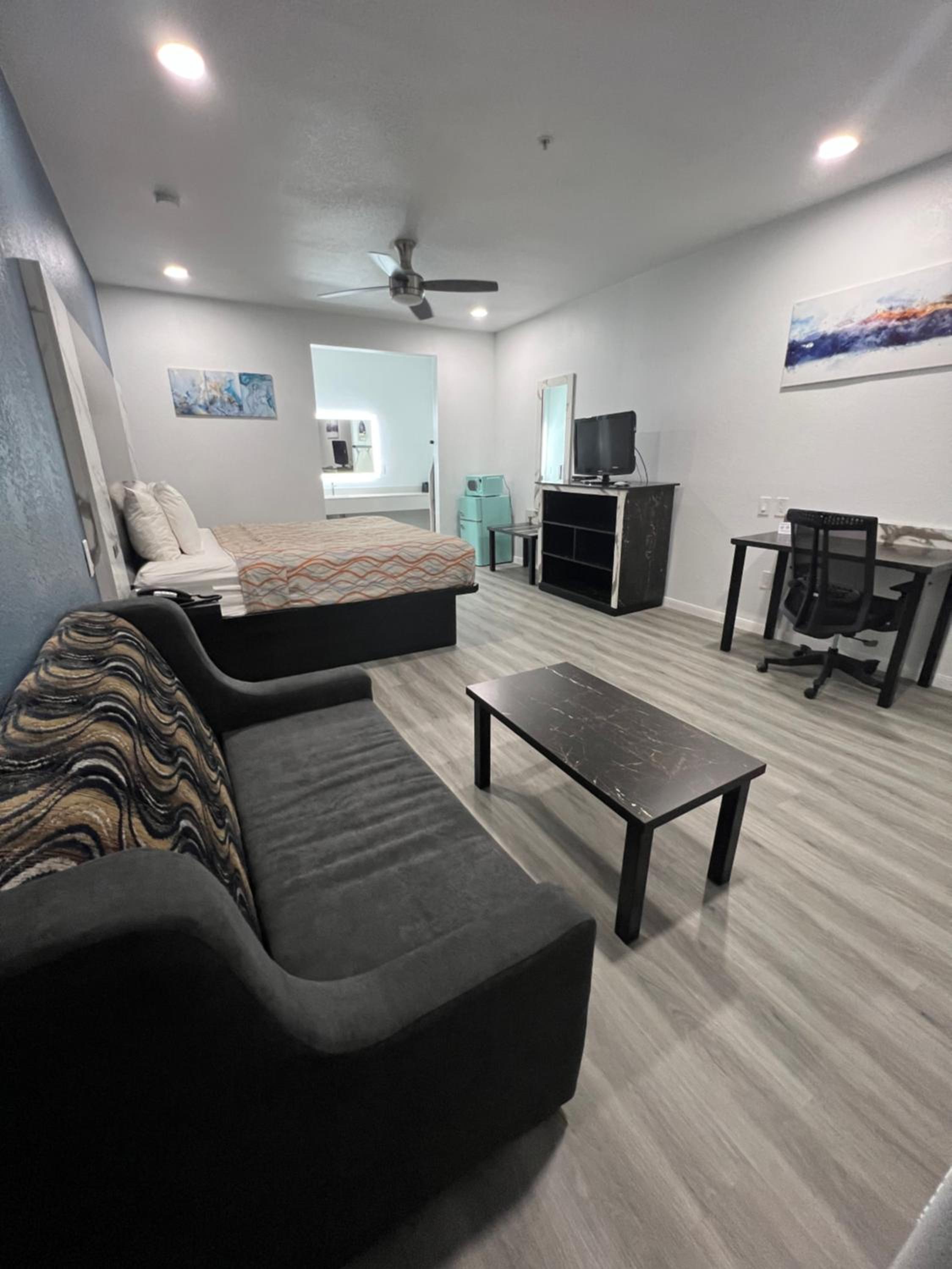 King Room - Non-Smoking - Photo 6