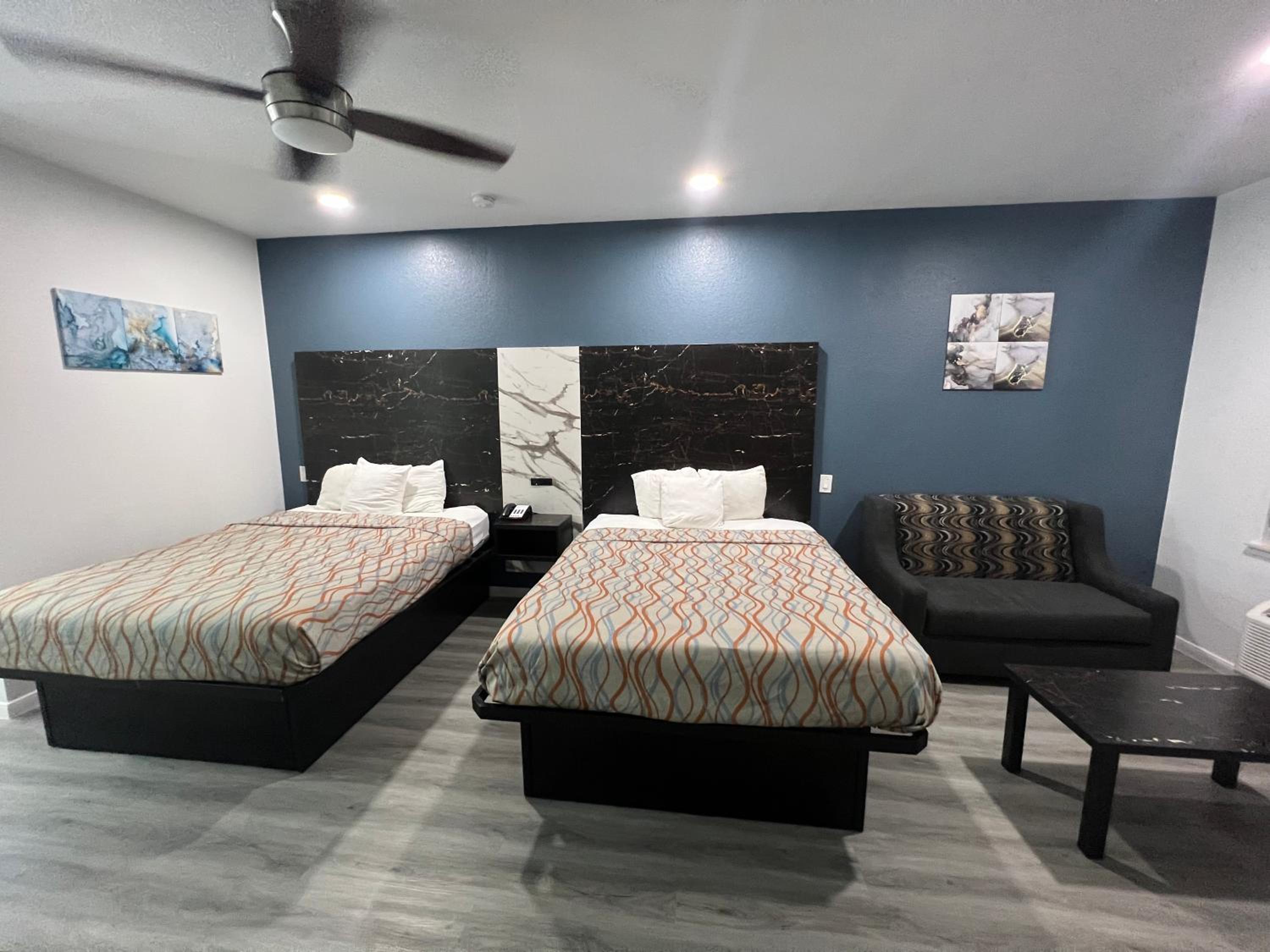 Queen Room With Two Queen Beds - Non-Smoking - Photo 9