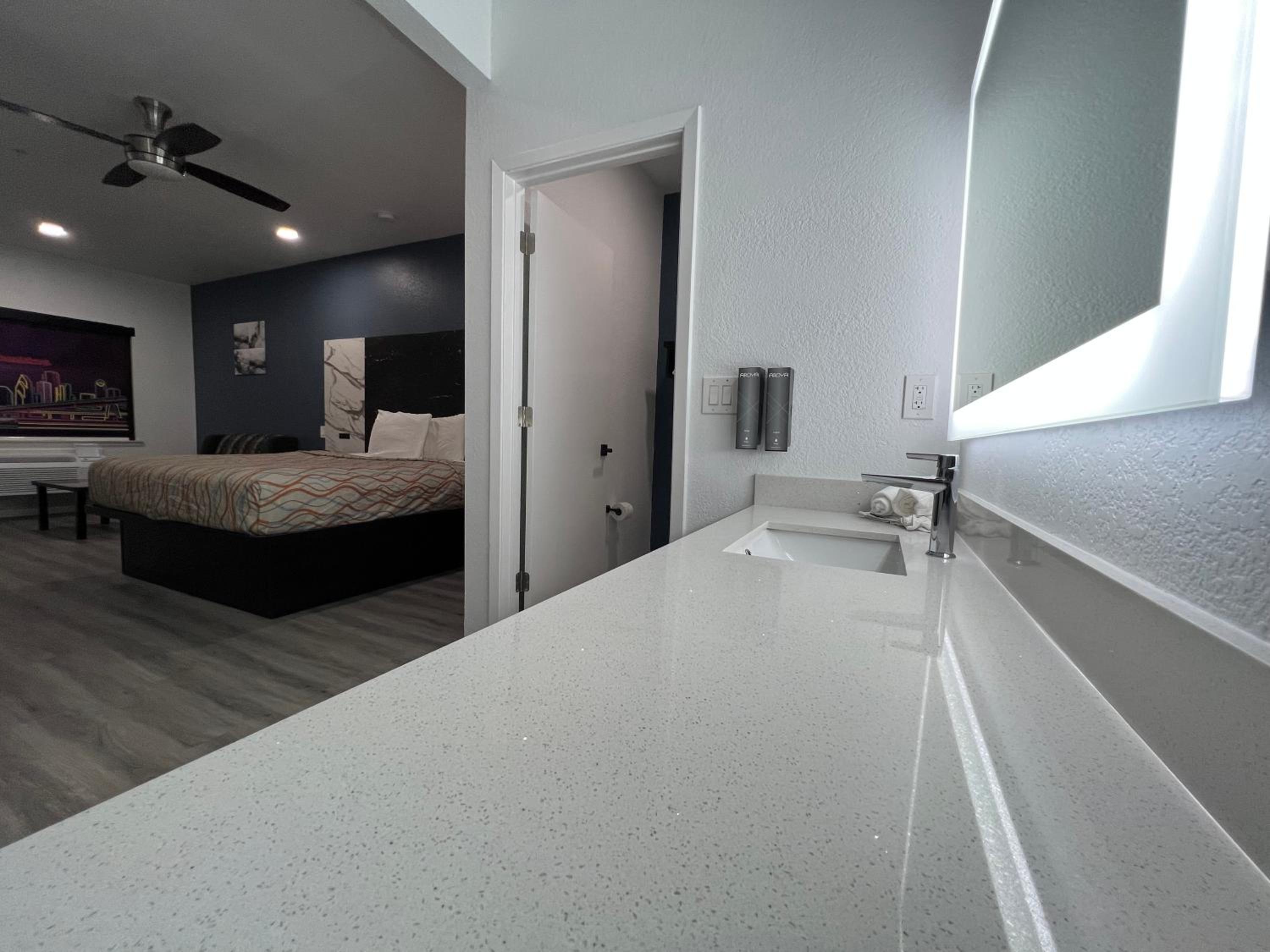 King Room - Non-Smoking - Photo 8