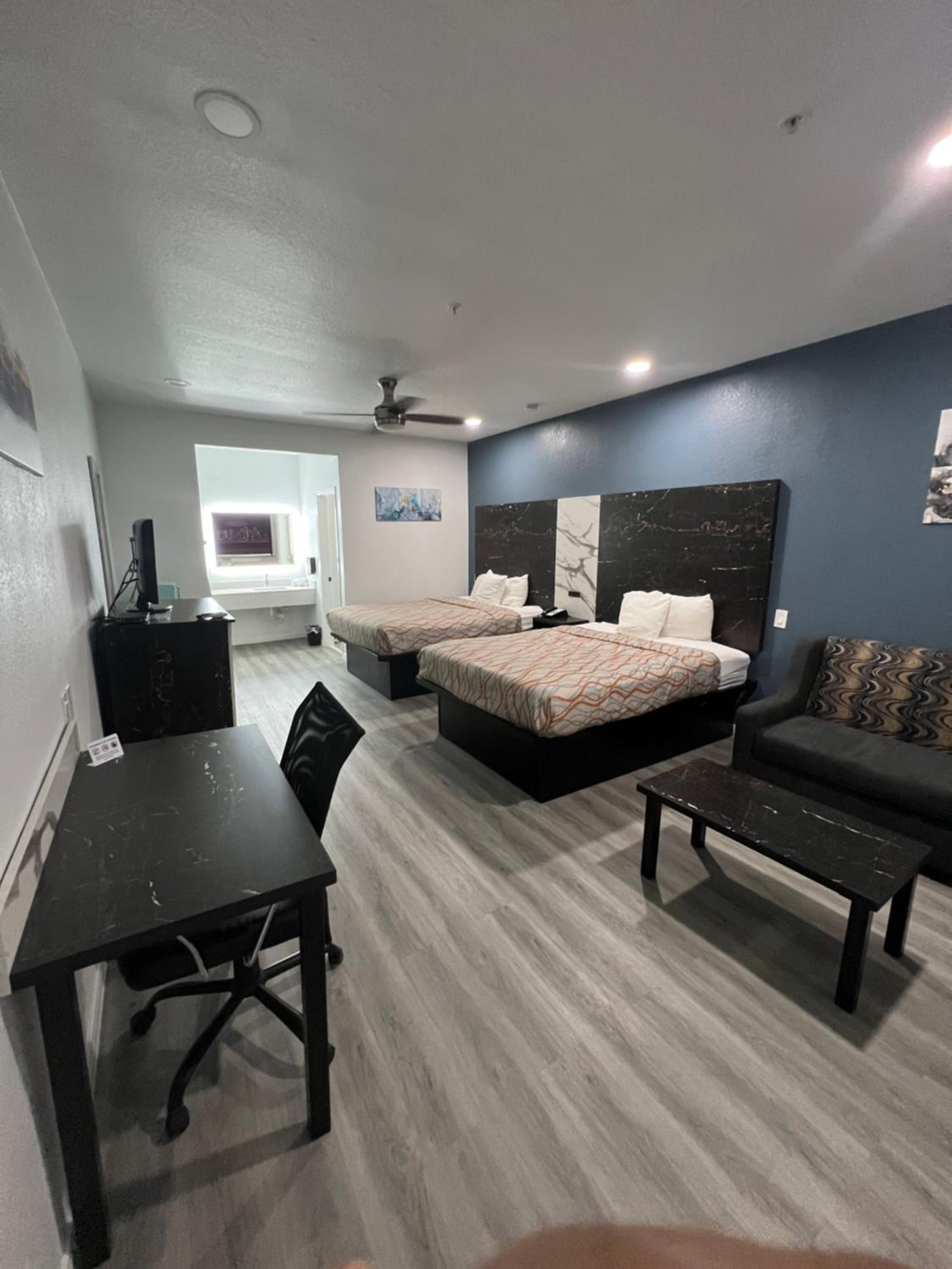 Queen Room With Two Queen Beds - Non-Smoking - Photo 3