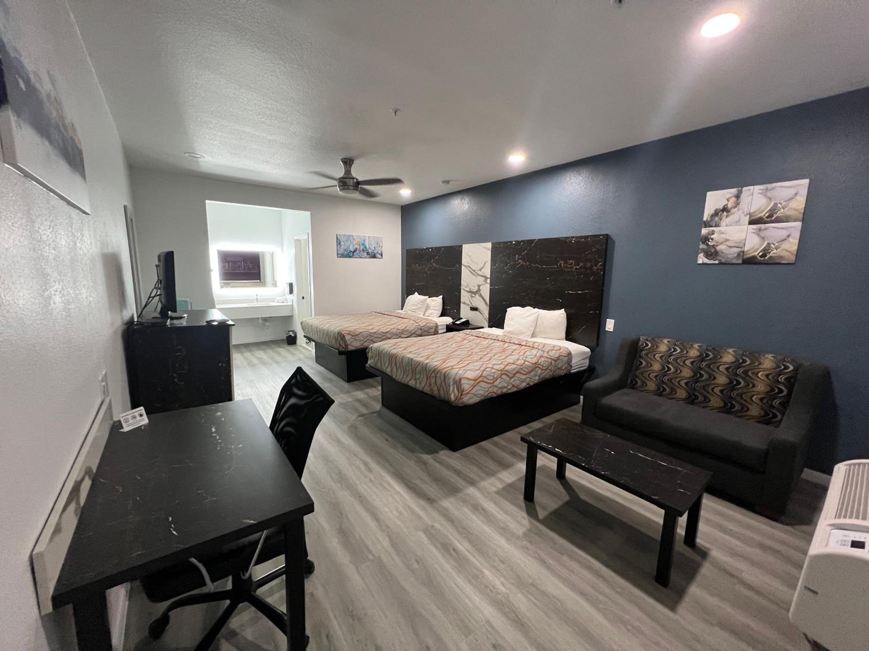 Queen Room With Two Queen Beds - Non-Smoking - Photo 1