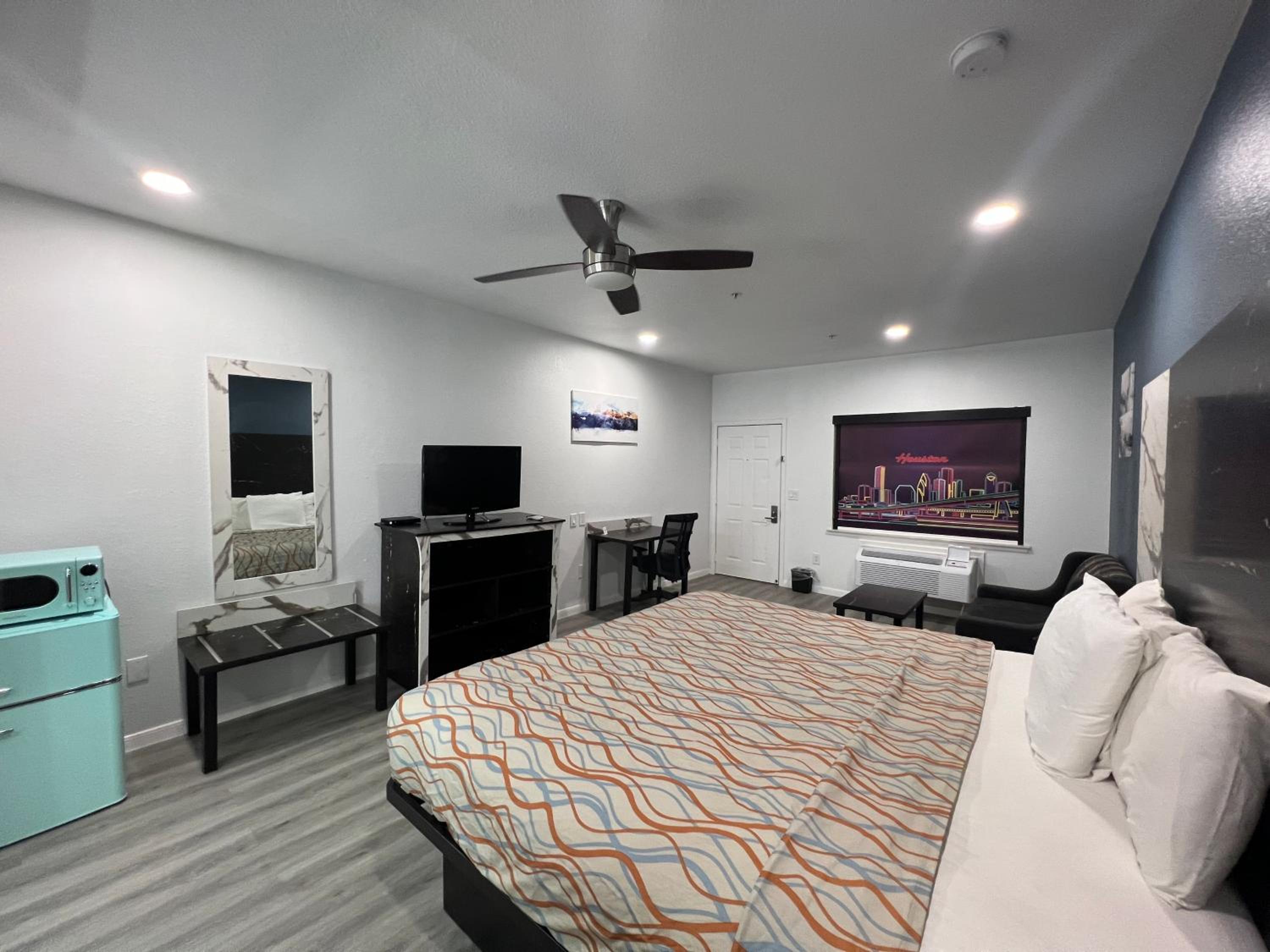 King Room - Non-Smoking - Photo 13