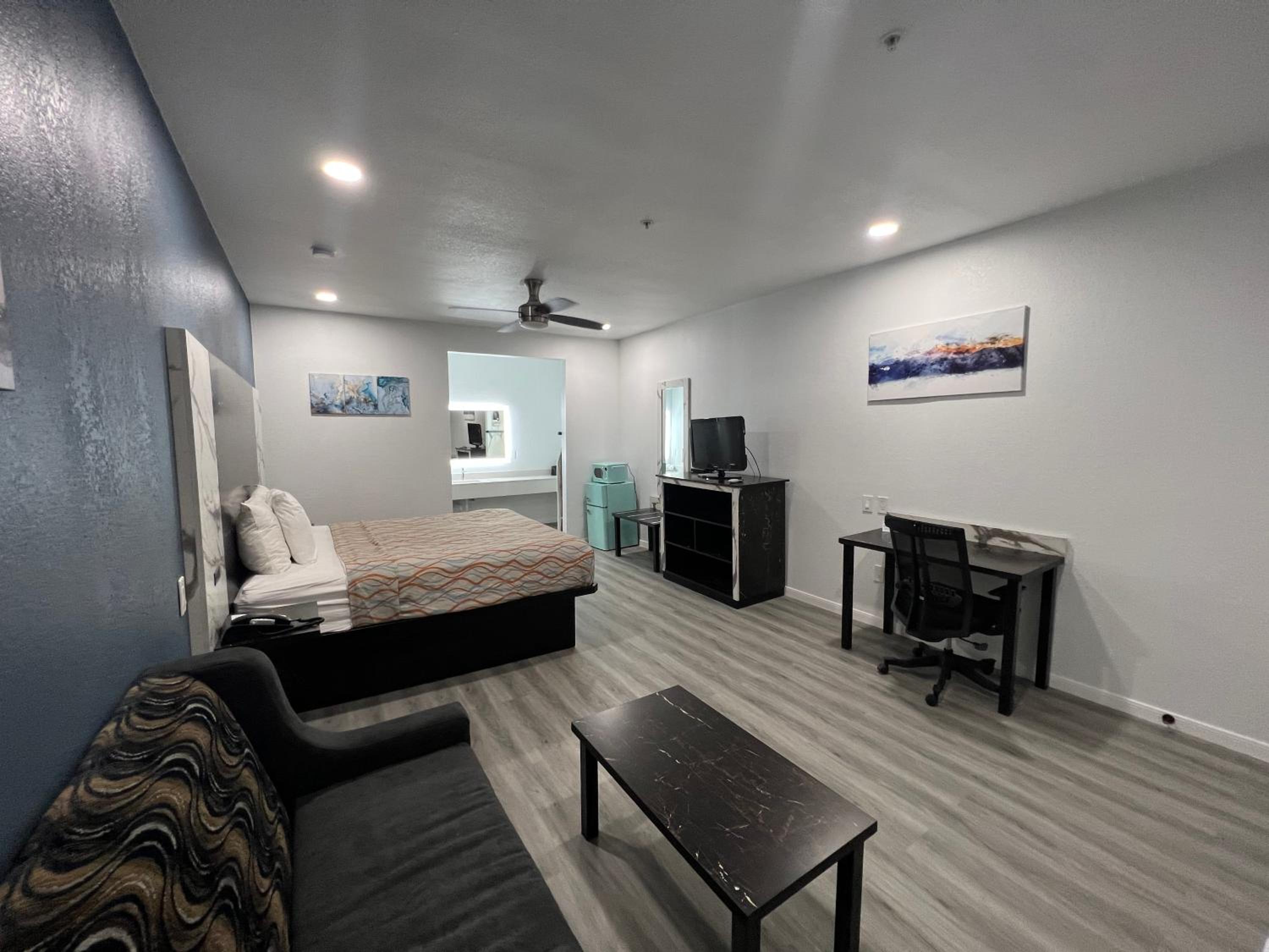 King Room - Non-Smoking - Photo 14
