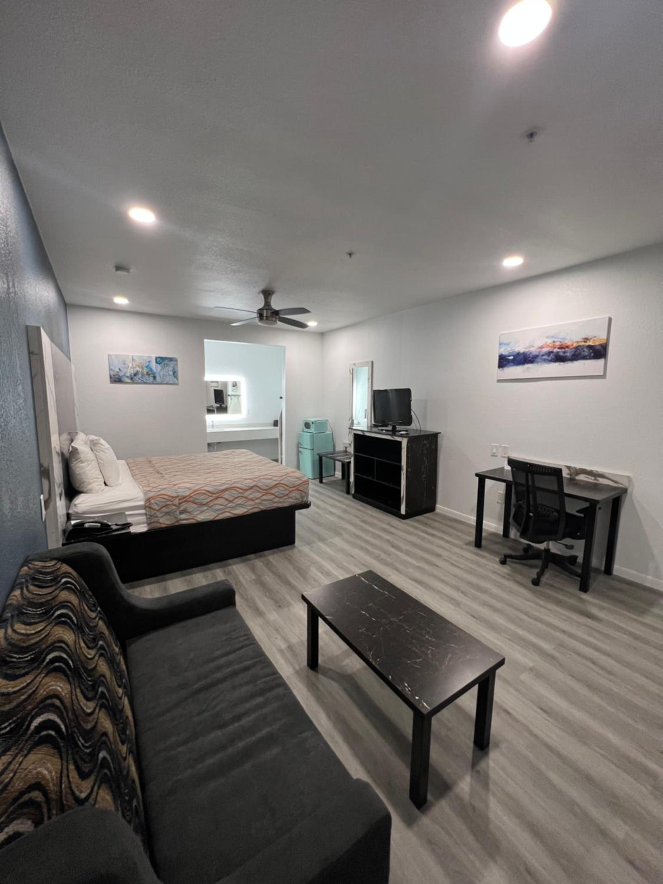 King Room - Non-Smoking - Photo 15