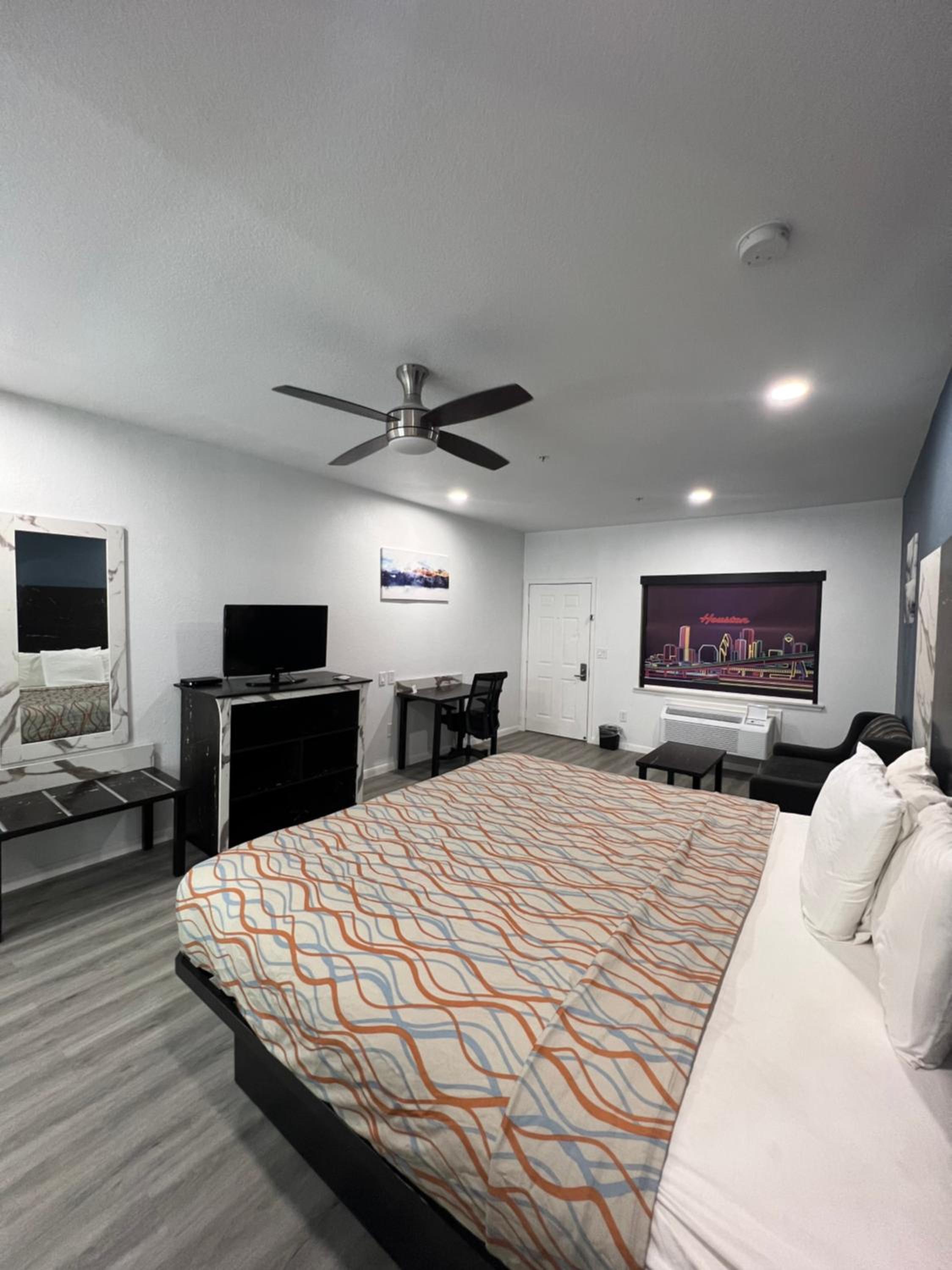 King Room - Non-Smoking - Photo 16