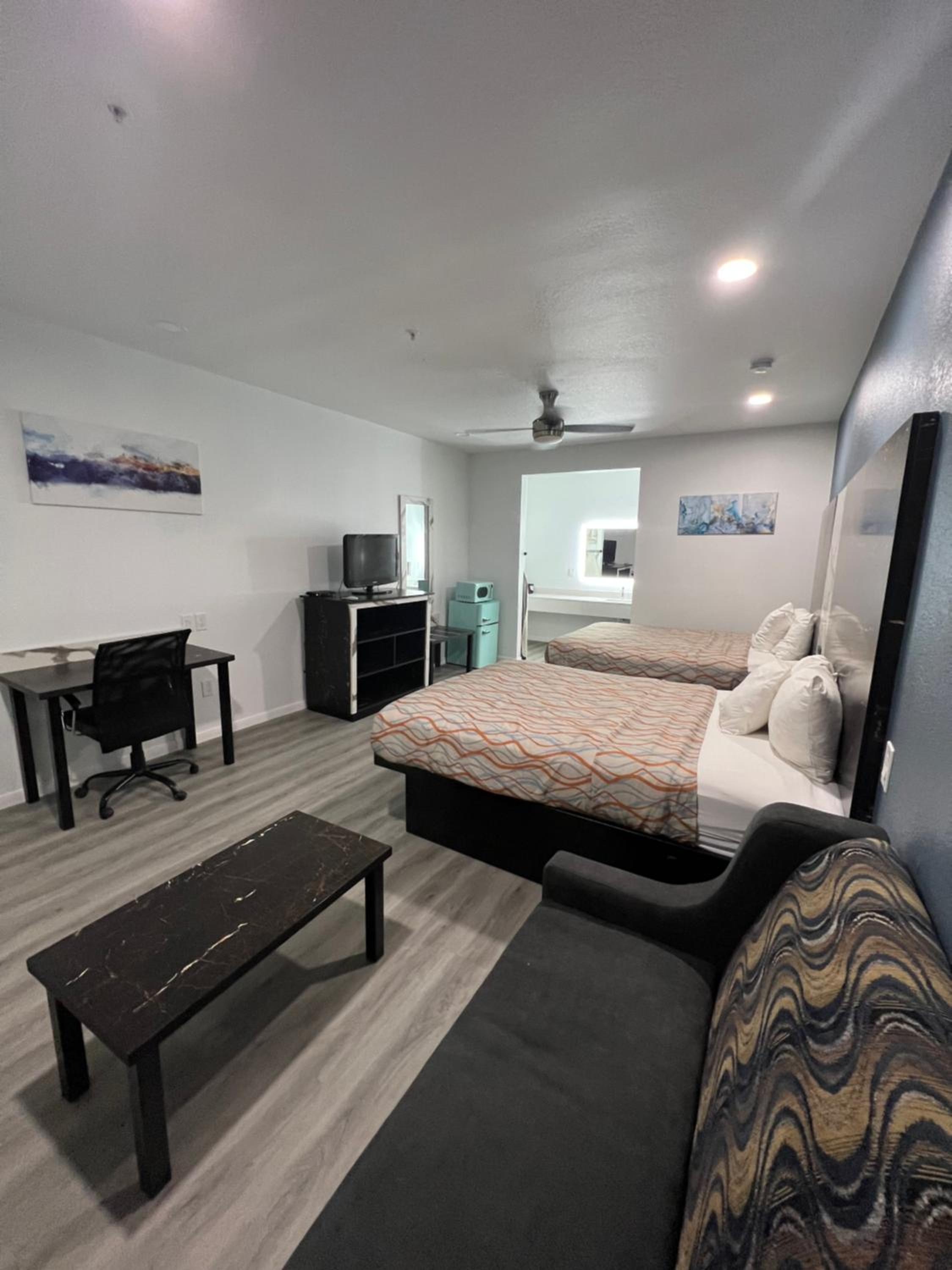 Queen Room With Two Queen Beds - Non-Smoking - Photo 10