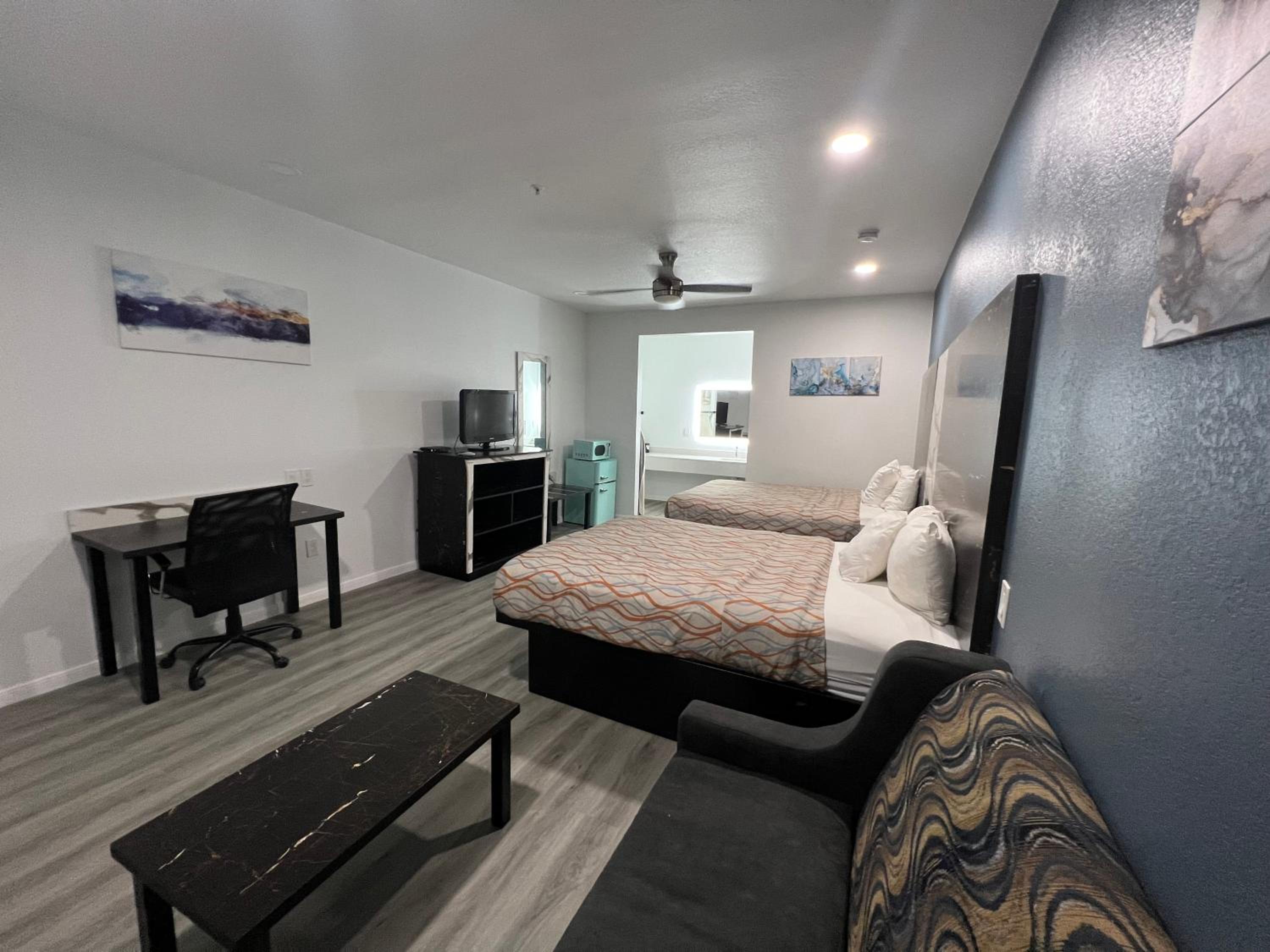 Queen Room With Two Queen Beds - Non-Smoking - Photo 20