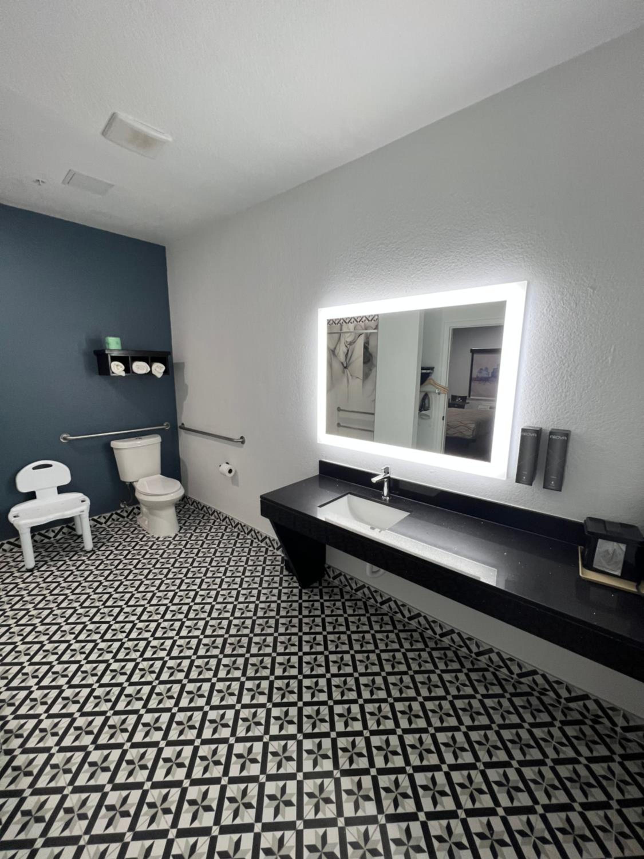 1 King Bed, Mobility/Hearing Accessible Room, Bathtub W/ Grab Bars,Non-Smoking
