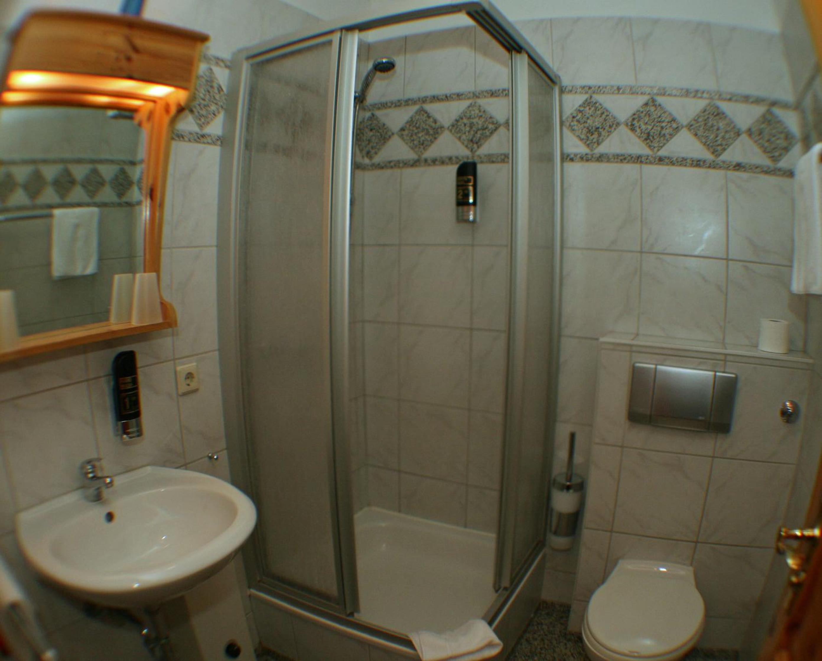 Large Double Room - Photo 3