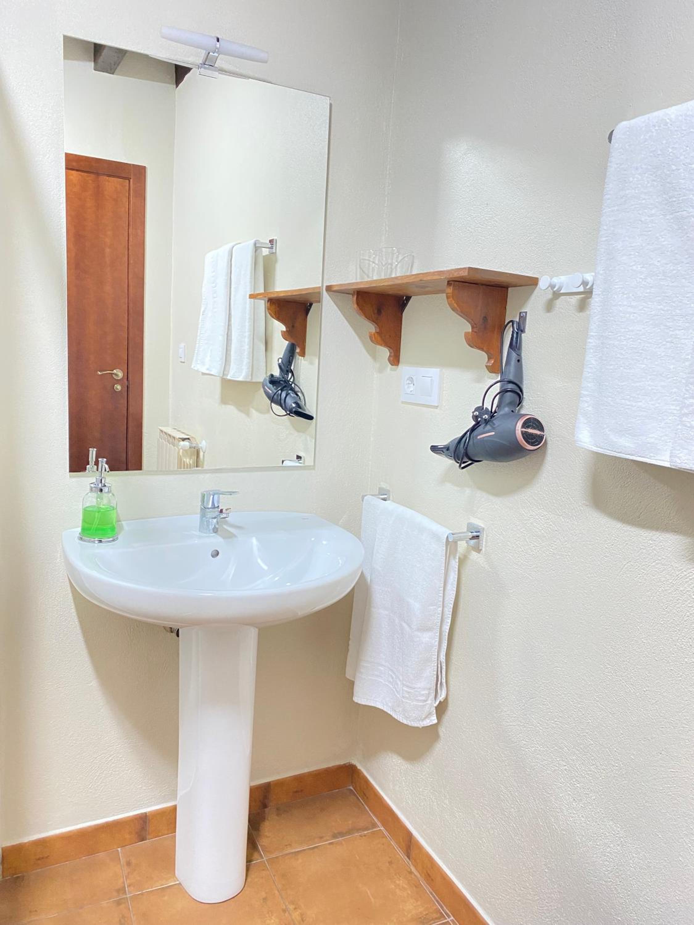 Large Double Room - Photo 5