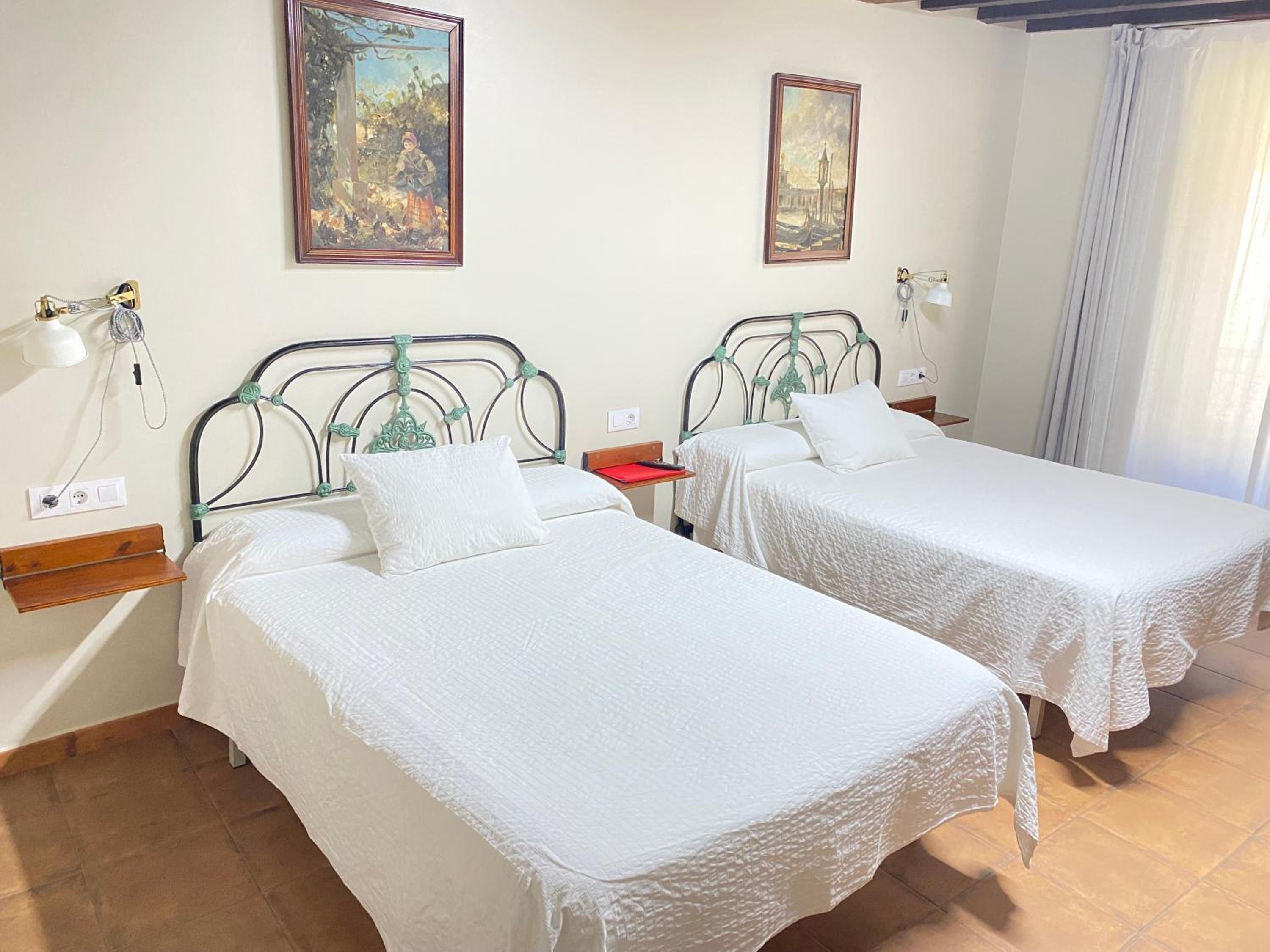 Large Double Room - Photo 1