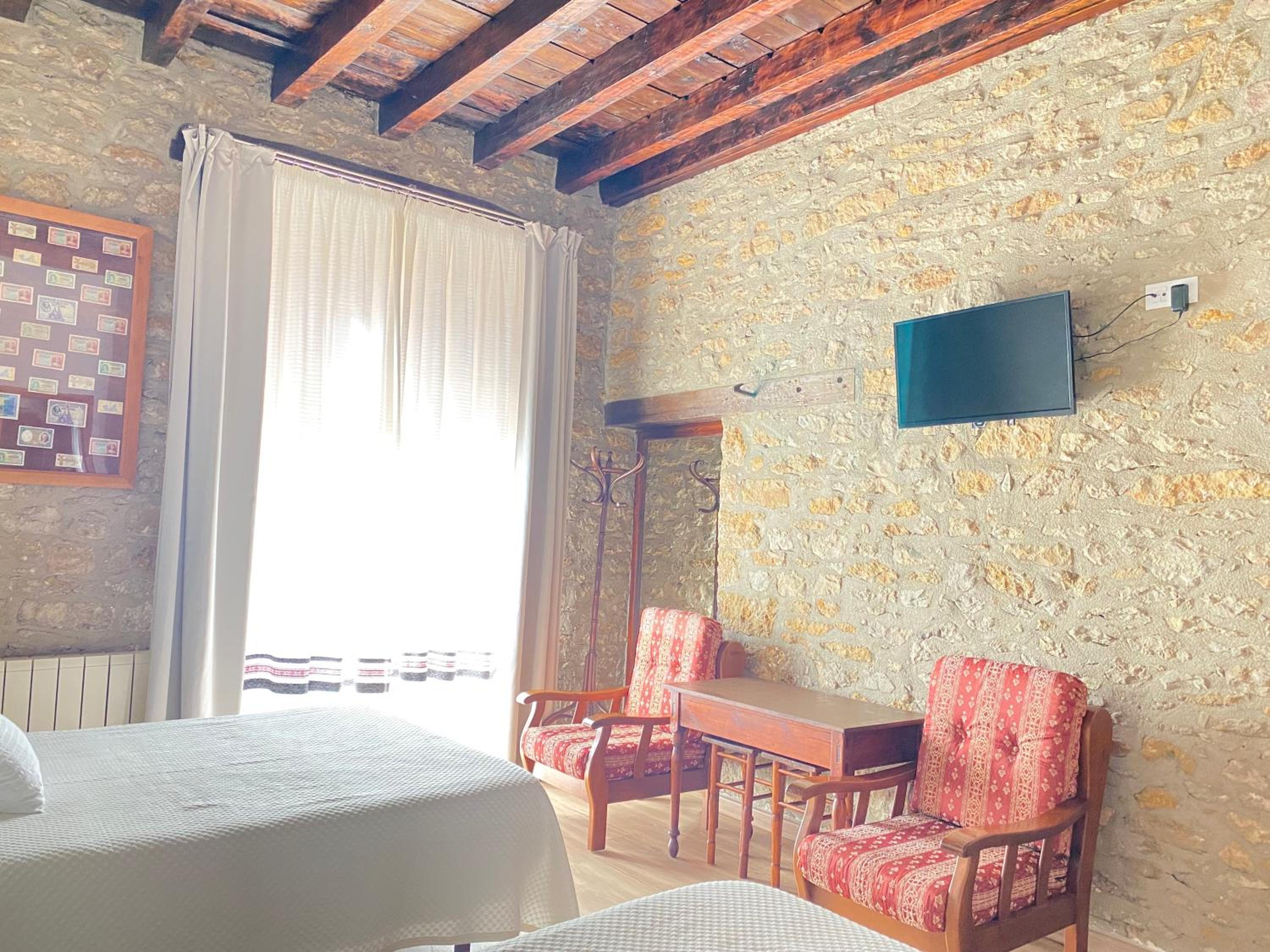 Double Room with Balcony - Photo 3
