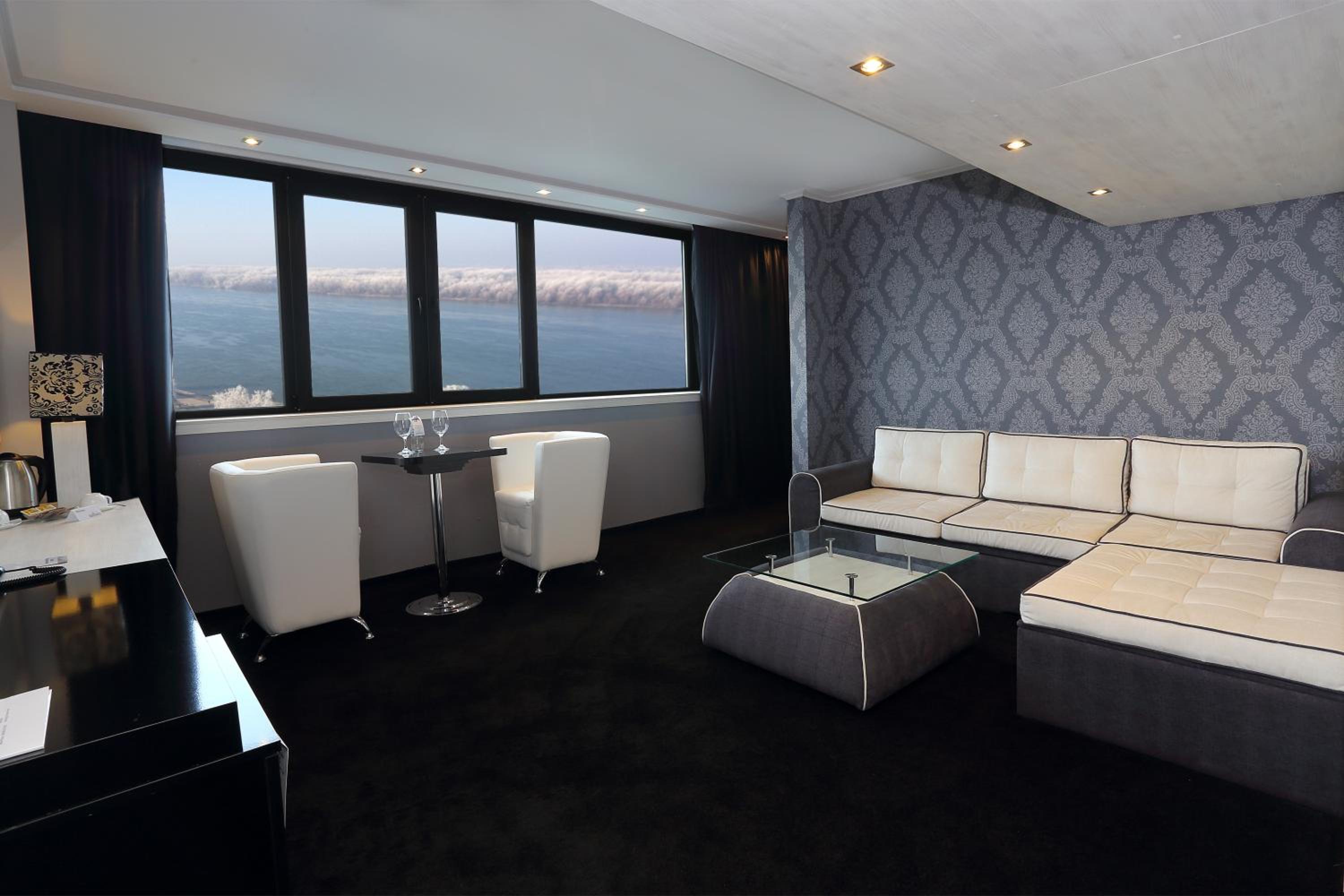 Executive Two-Bedroom Suite With River View(4 Adults + 2 Children) And Free Parking photo 1