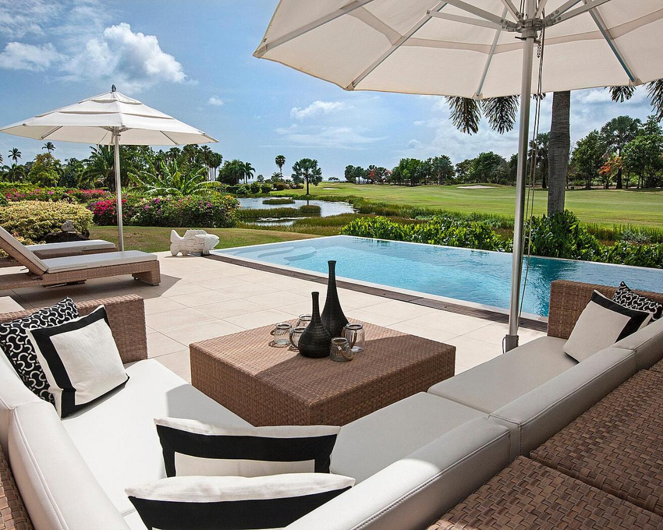 Three-Bedroom Residence with Private Pool photo 1