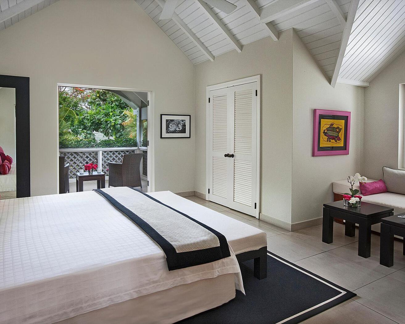 Three-Bedroom Residence with Private Pool photo 2