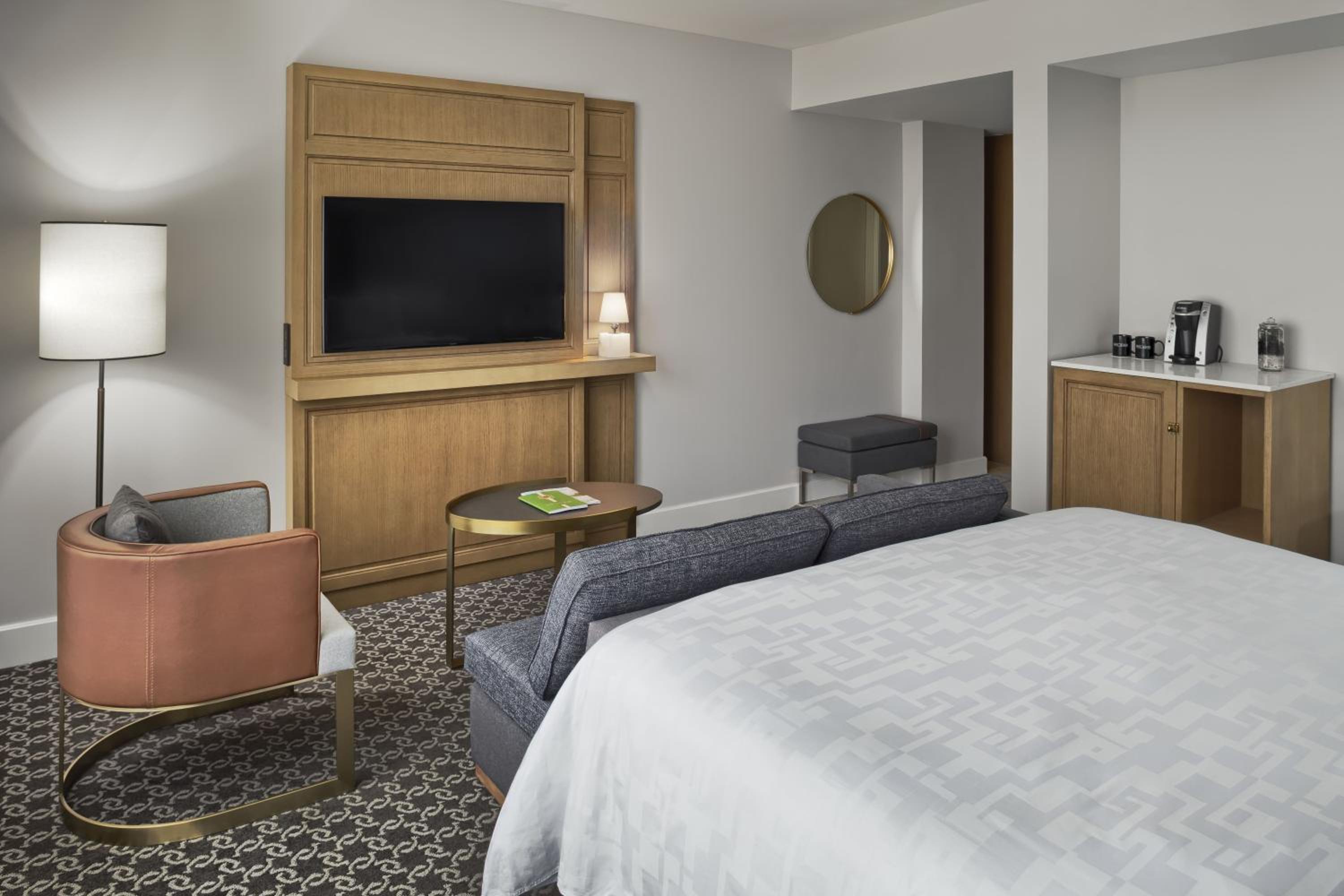 Deluxe King Room - Photo 3