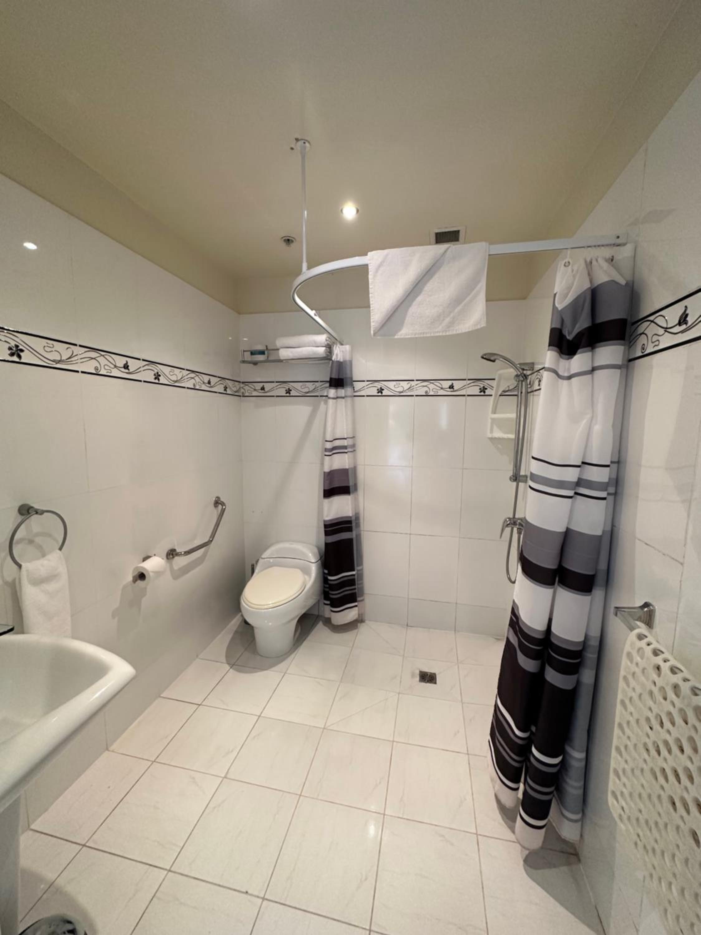 Queen Room - Photo 11
