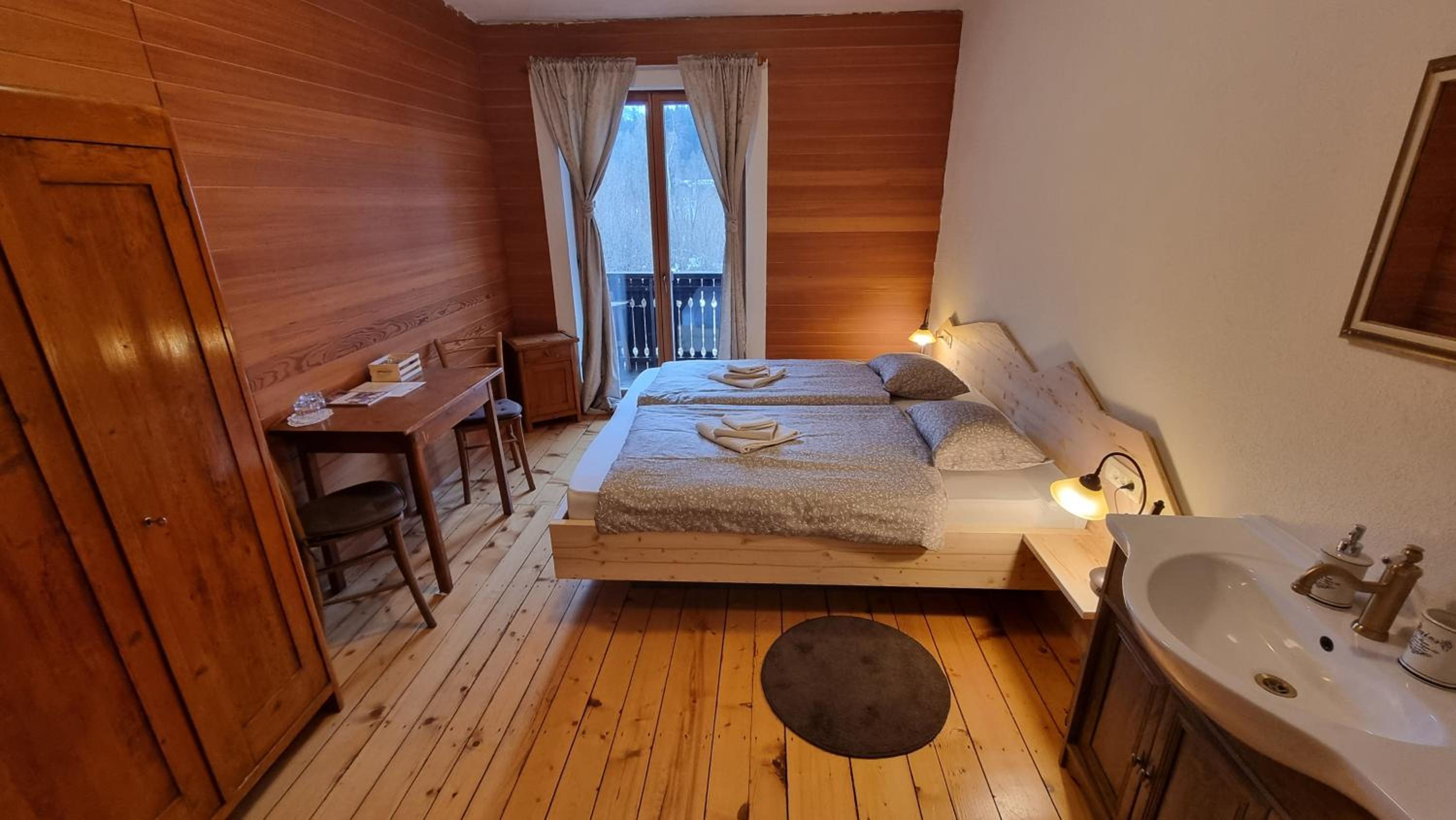 Double Room with Shared Bathroom photo 1