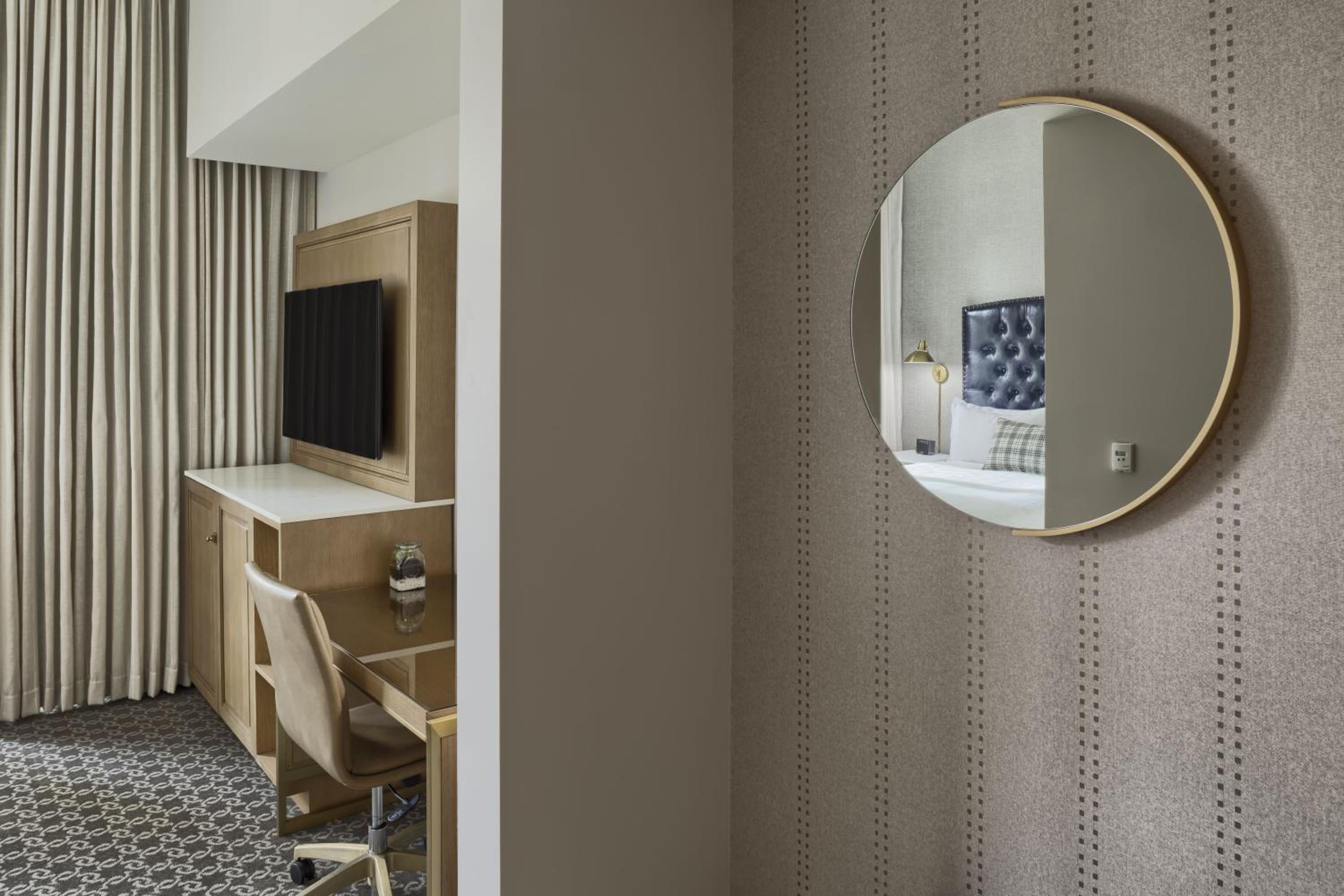 Petite One Queen Room - Photo 1