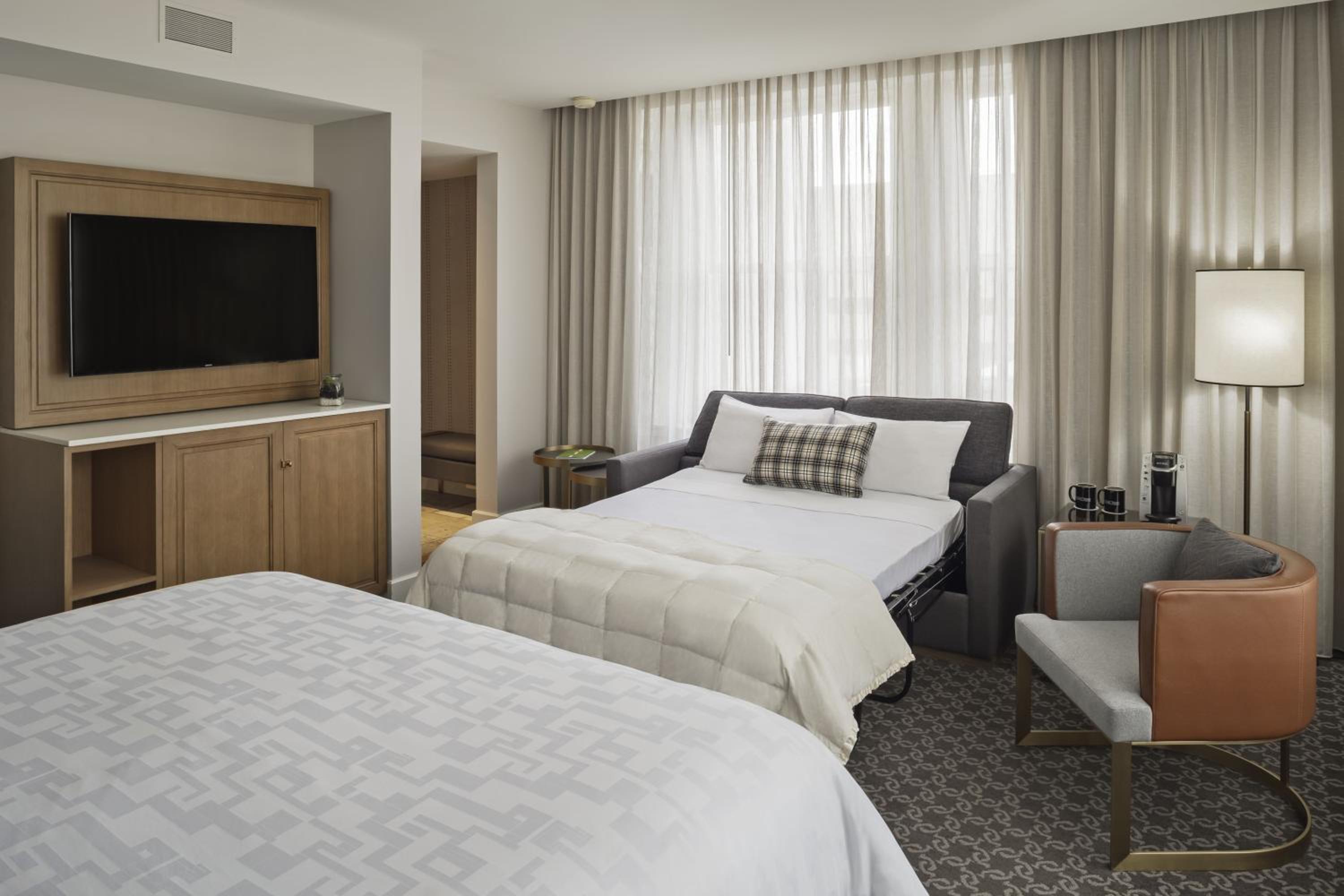 Deluxe King Suite - Photo 4