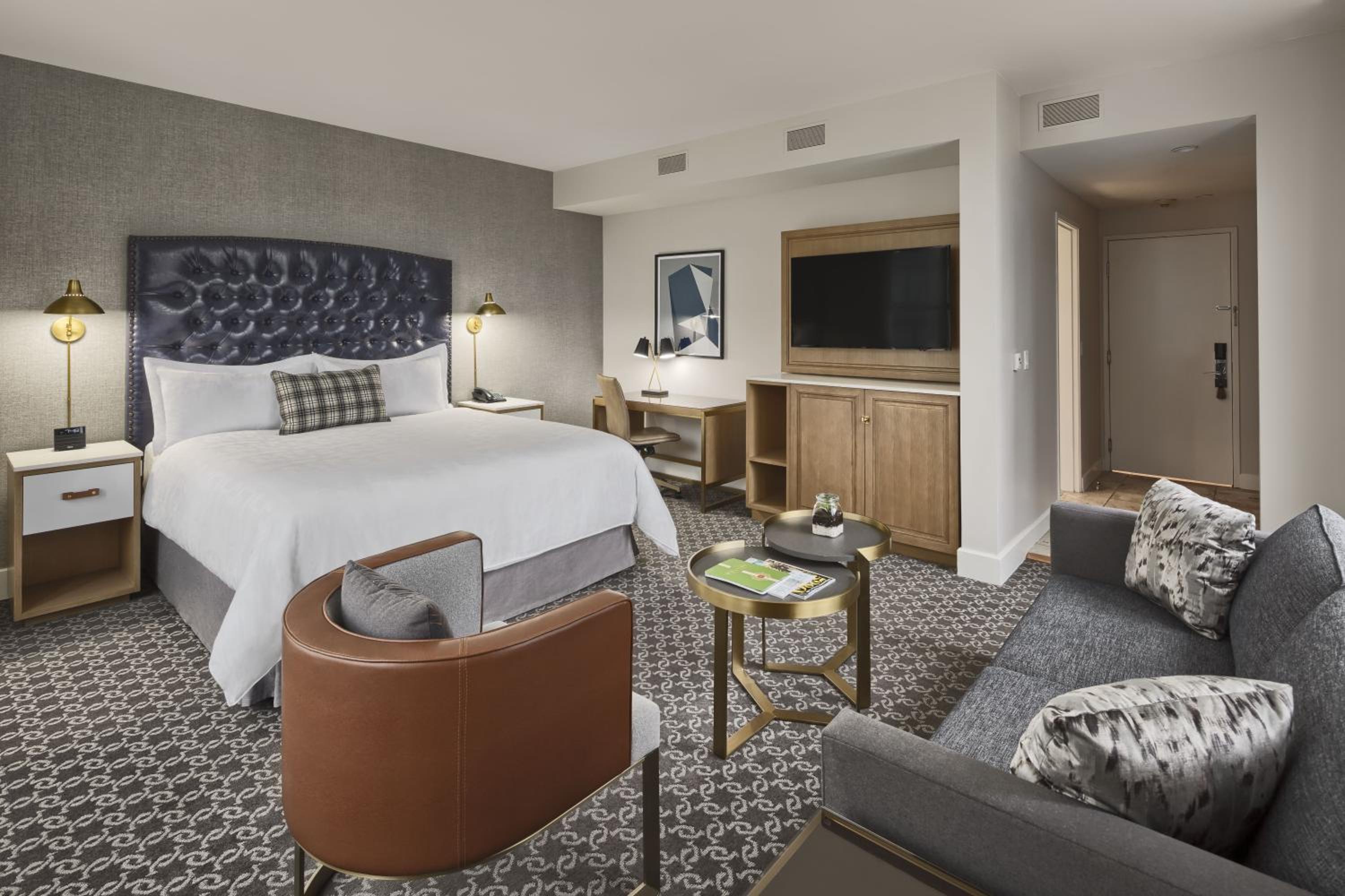 Deluxe King Suite - Photo 2
