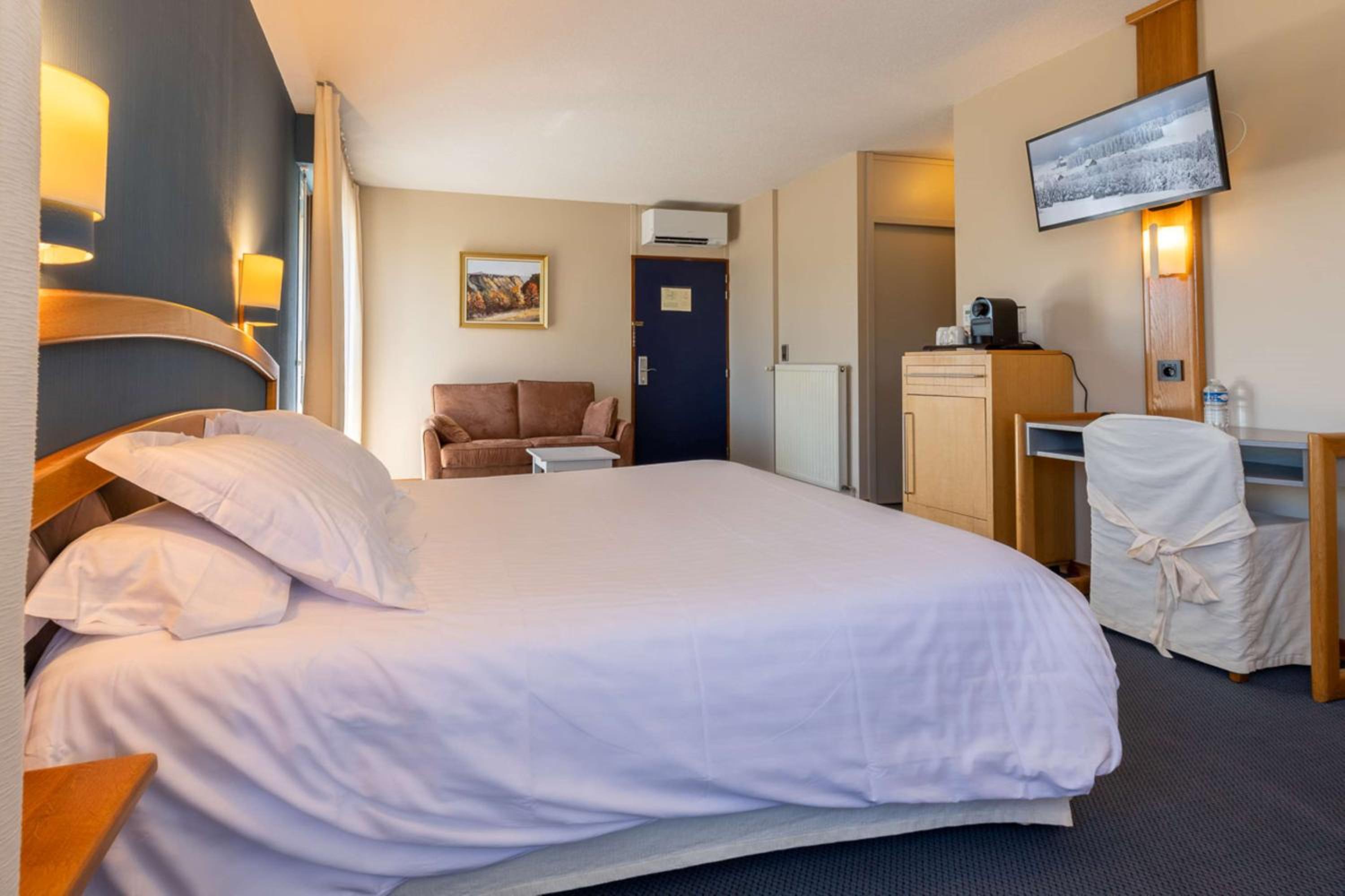 Family Room with One Queen Bed, One Single Bed and Sofa Bed - Non-Smoking Family Room with One Queen Bed, One Single Bed and Sofa Bed - Non-Smoking