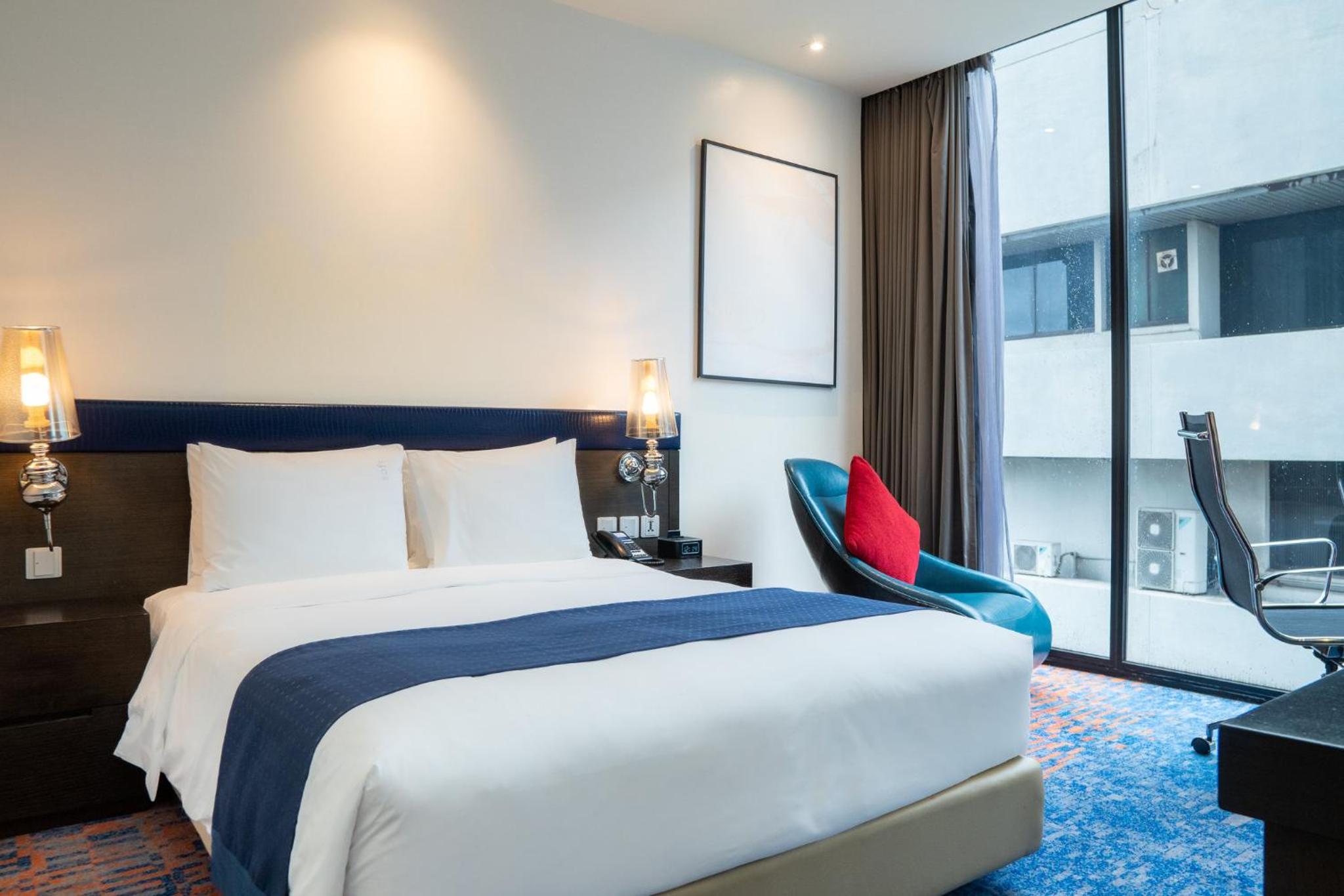 Standard Queen Room with Free Breakfast - Smoking