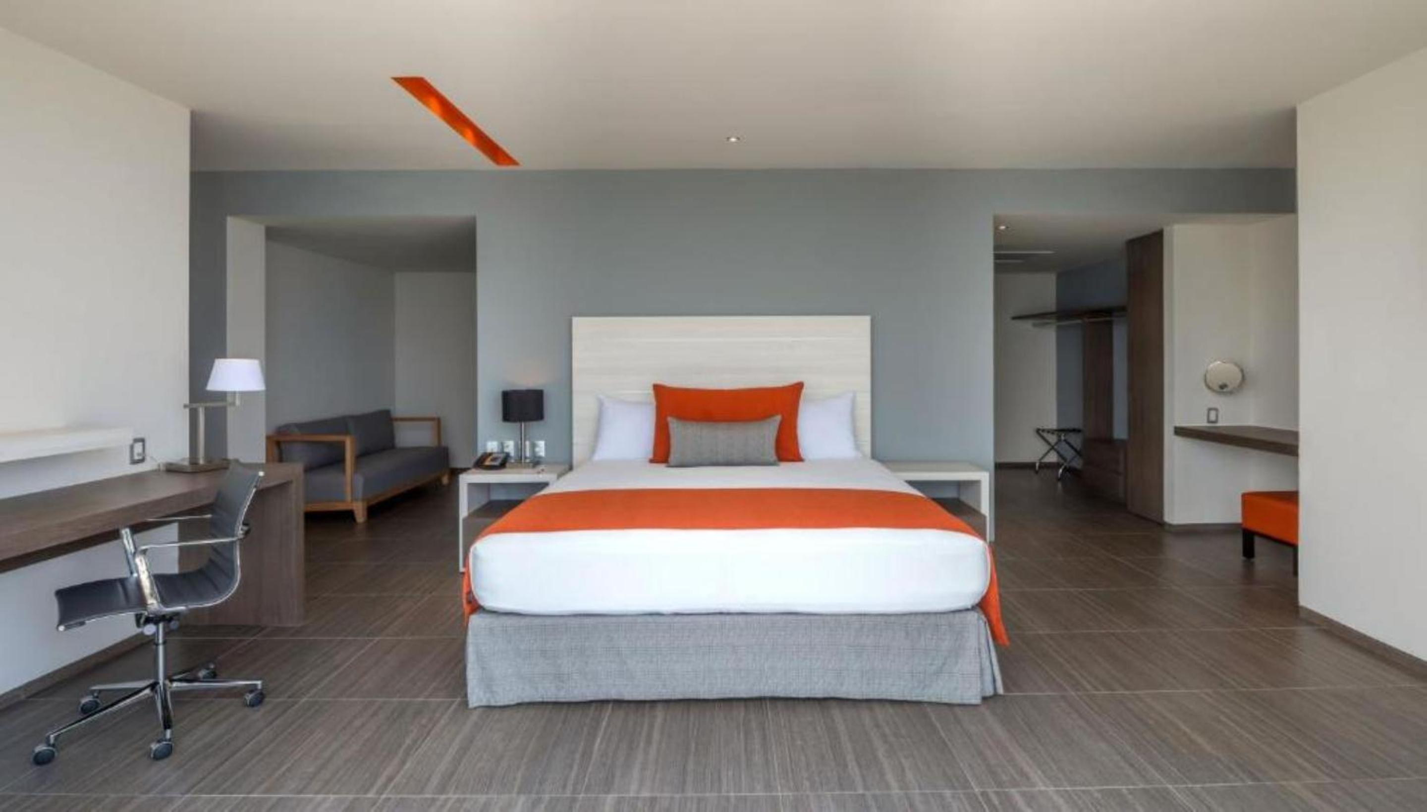 Master Suite - Lagoon View photo 1