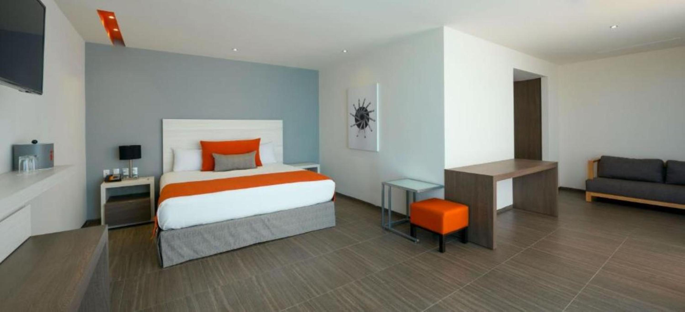 Master Suite - Lagoon View photo 2
