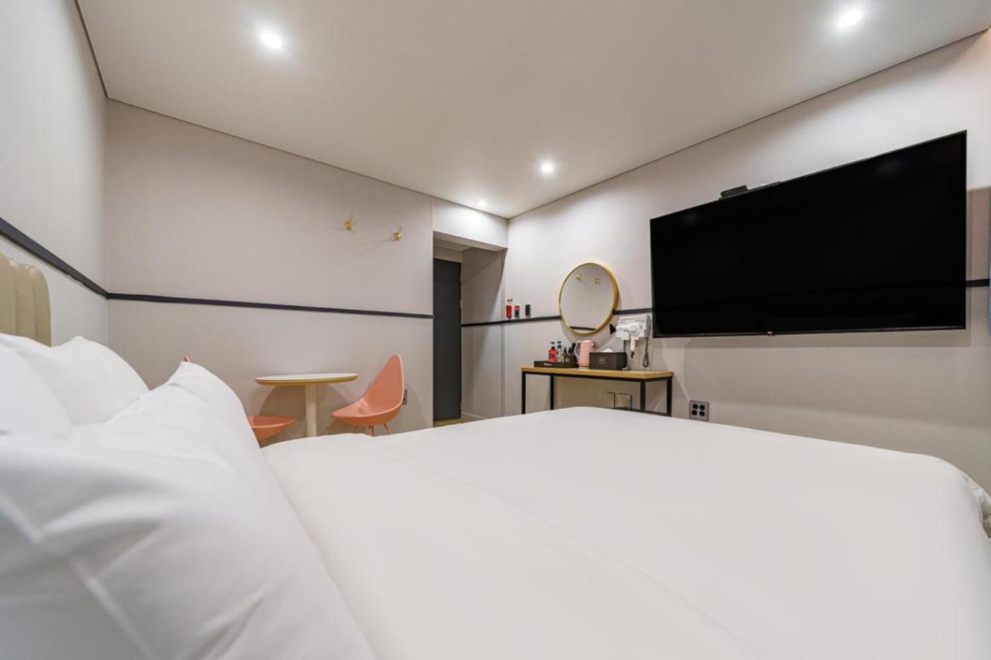 Standard Double Room - Photo 7