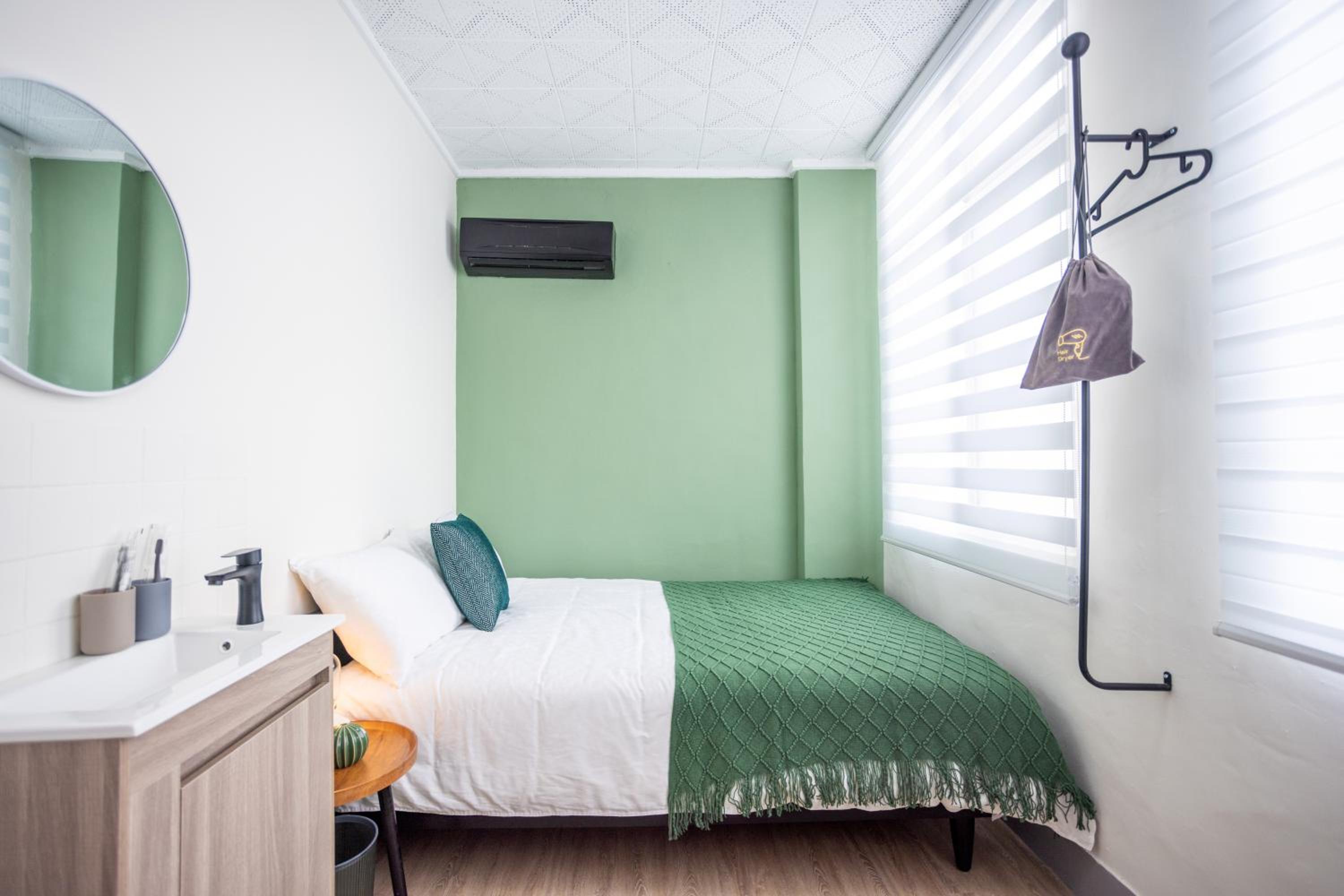 Single Room with Shared Bathroom photo 2