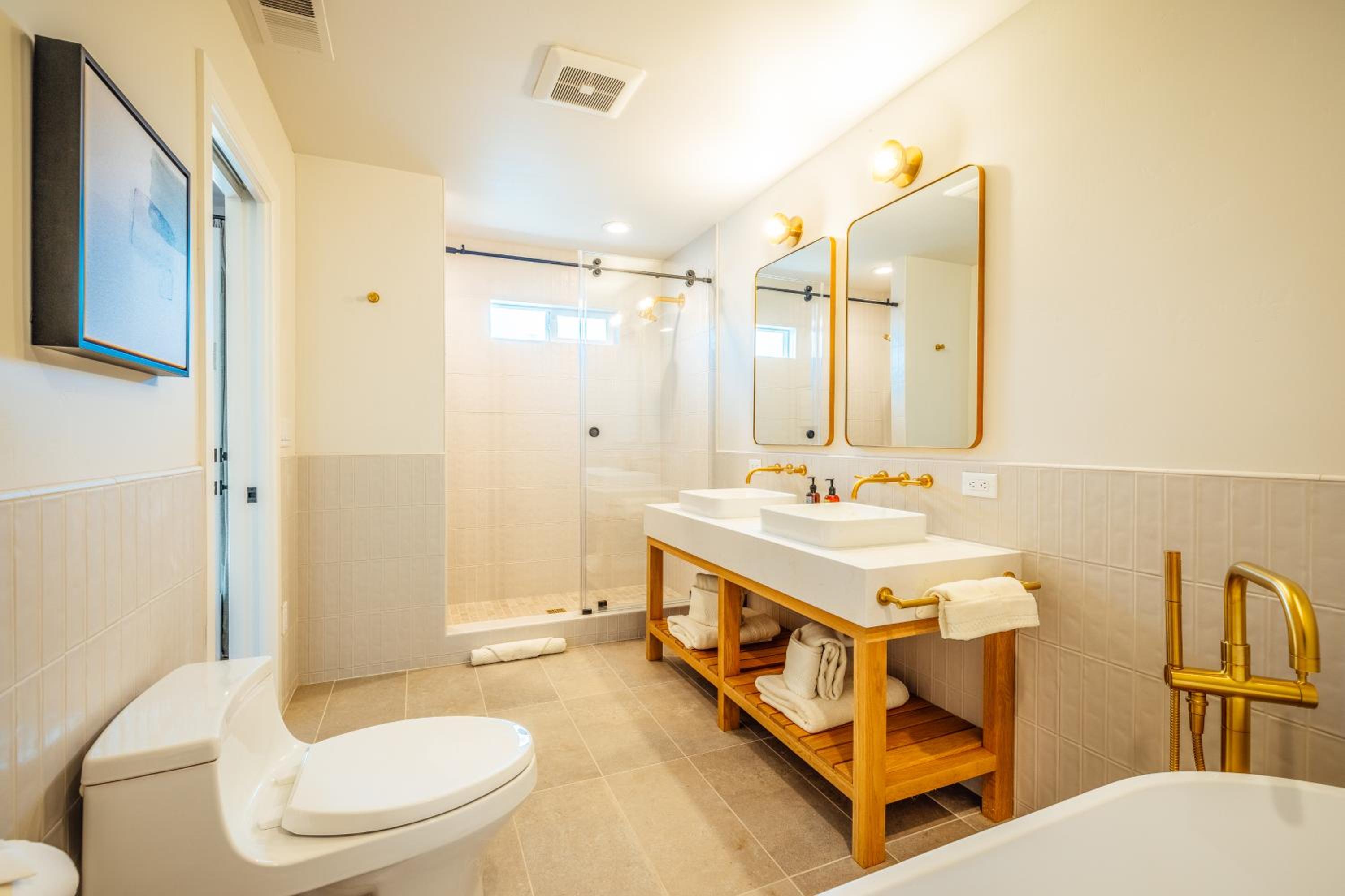 Deluxe King Suite photo 3