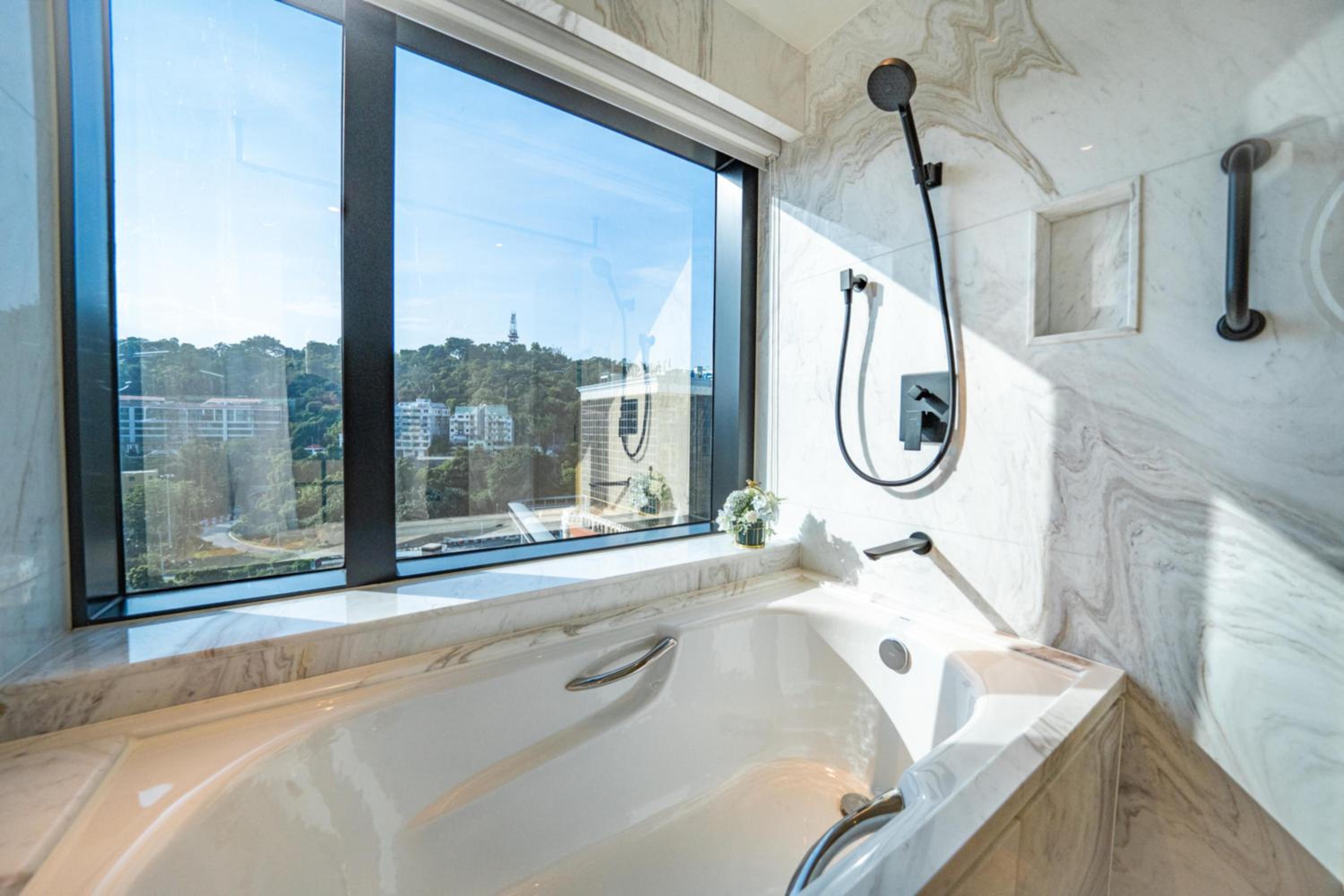 Suite - Photo 5