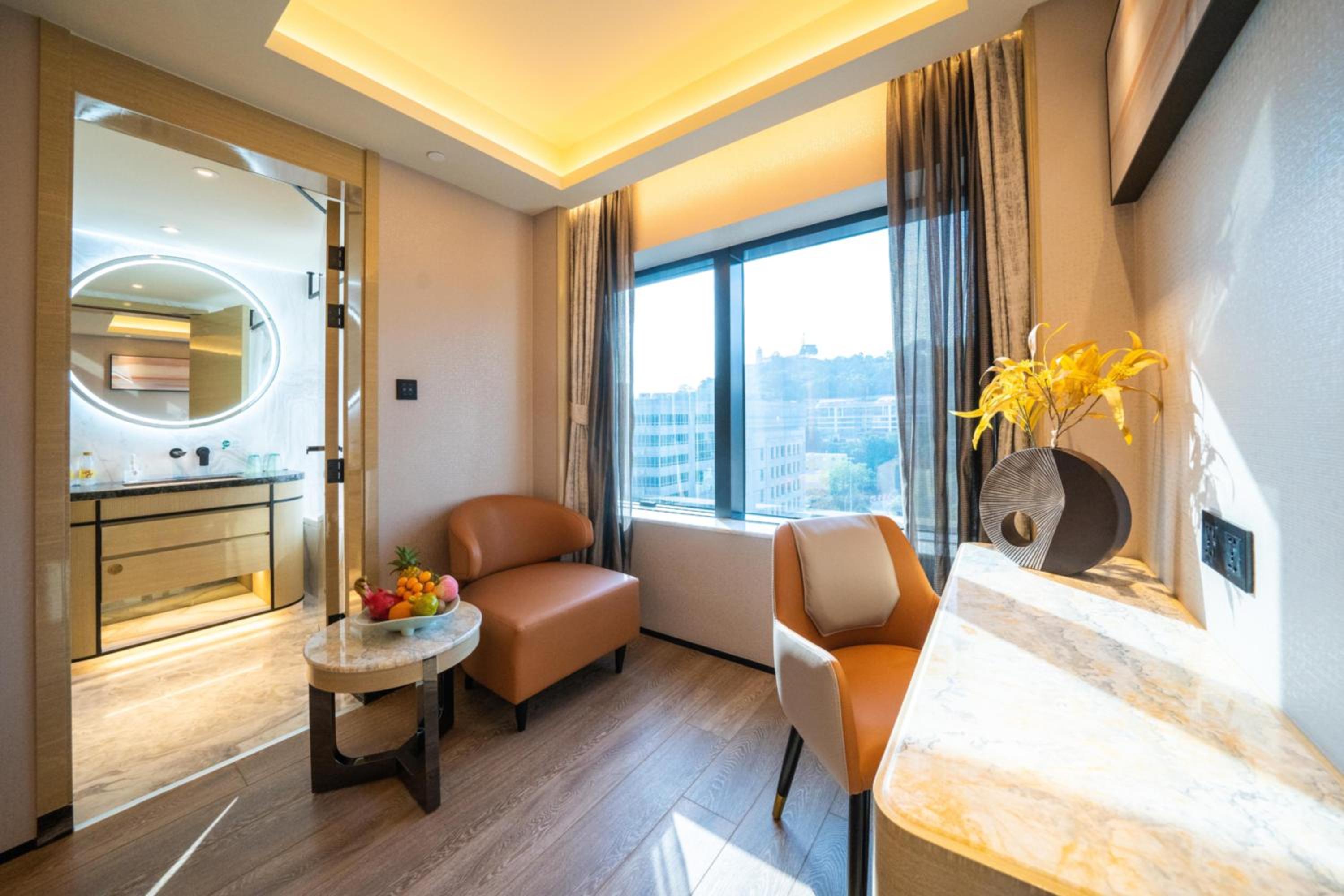 Suite - Photo 3