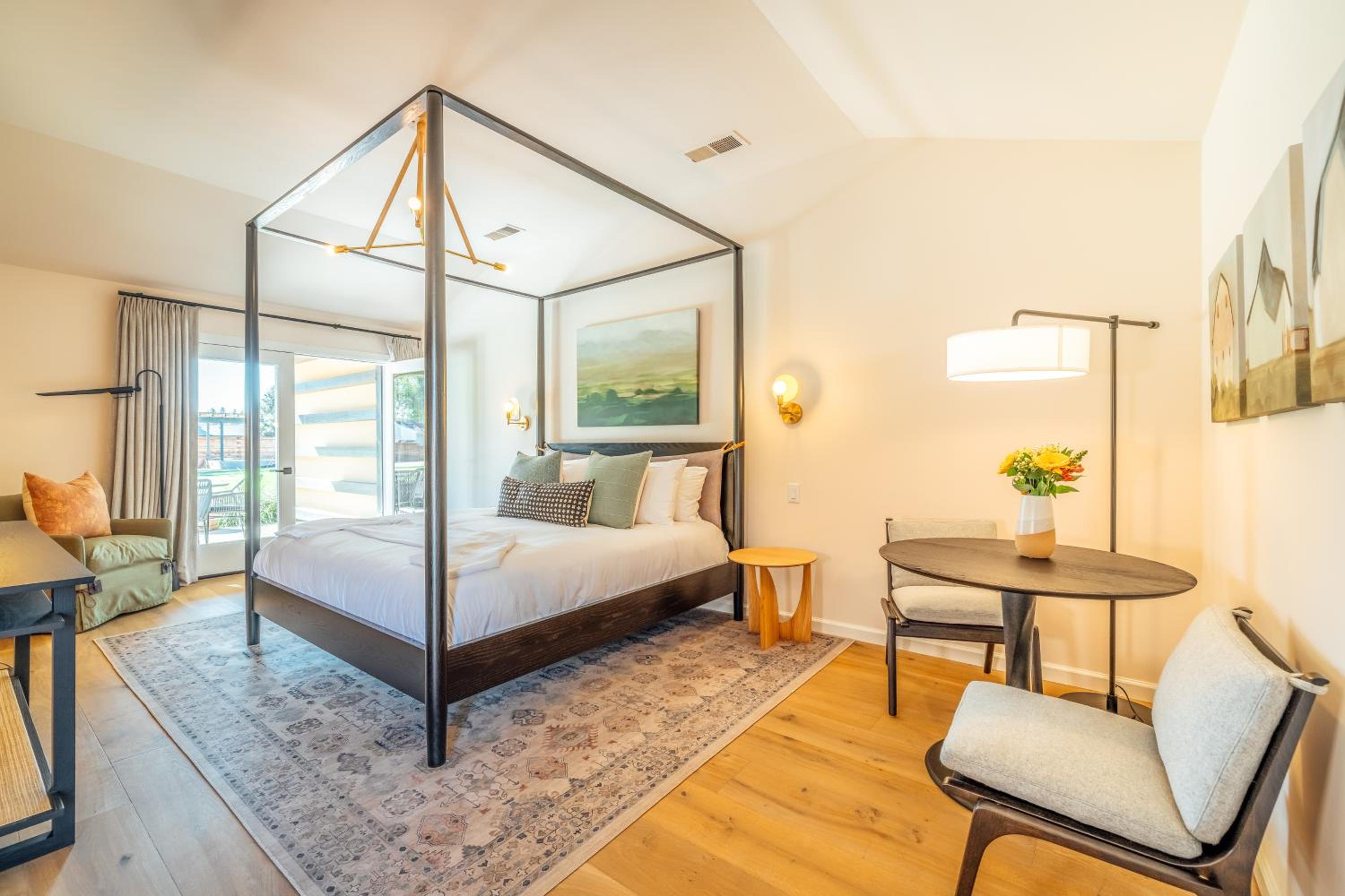 Deluxe King Suite photo 1