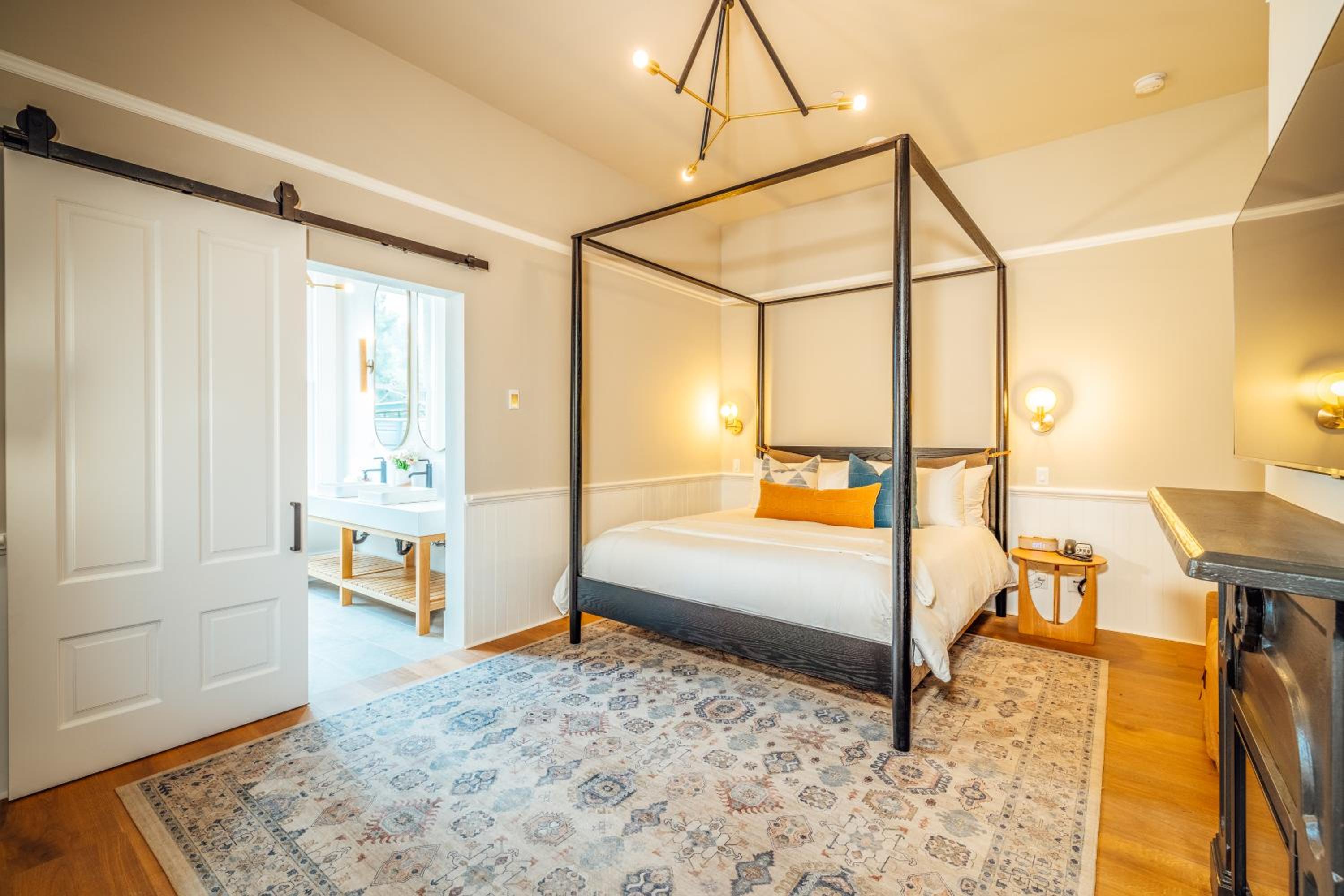 King Suite with Balcony photo 1