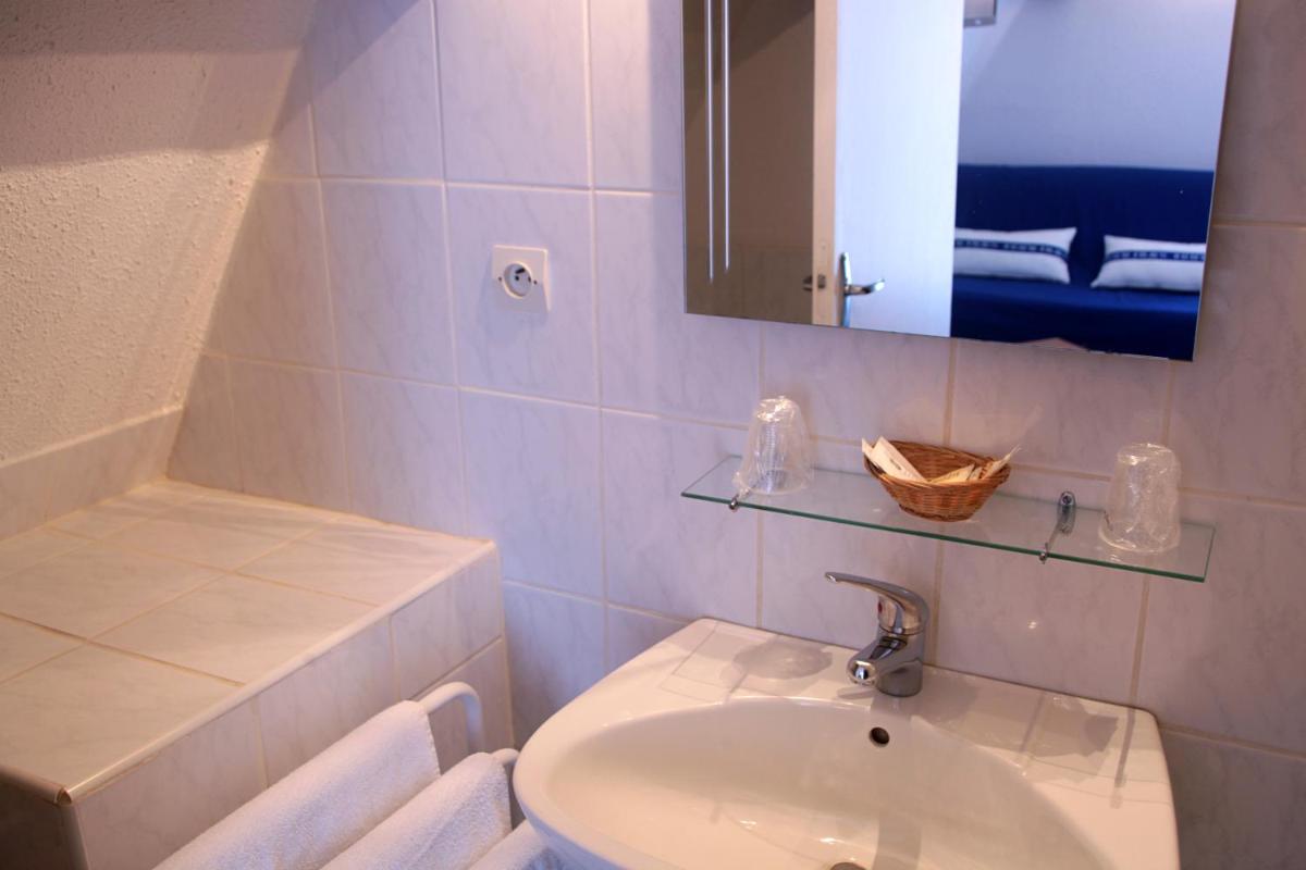 Quadruple Room with Sea View - Photo 7