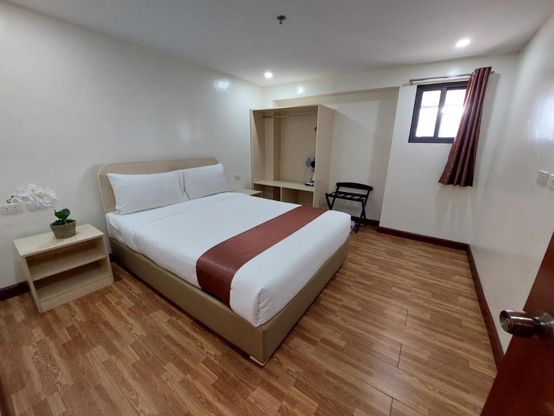 Standard Family Room - Photo 6