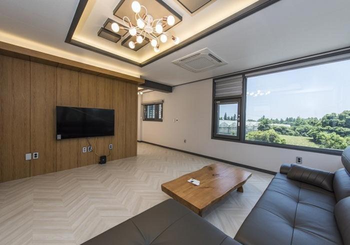 Three-Bedroom Villa - Photo 4