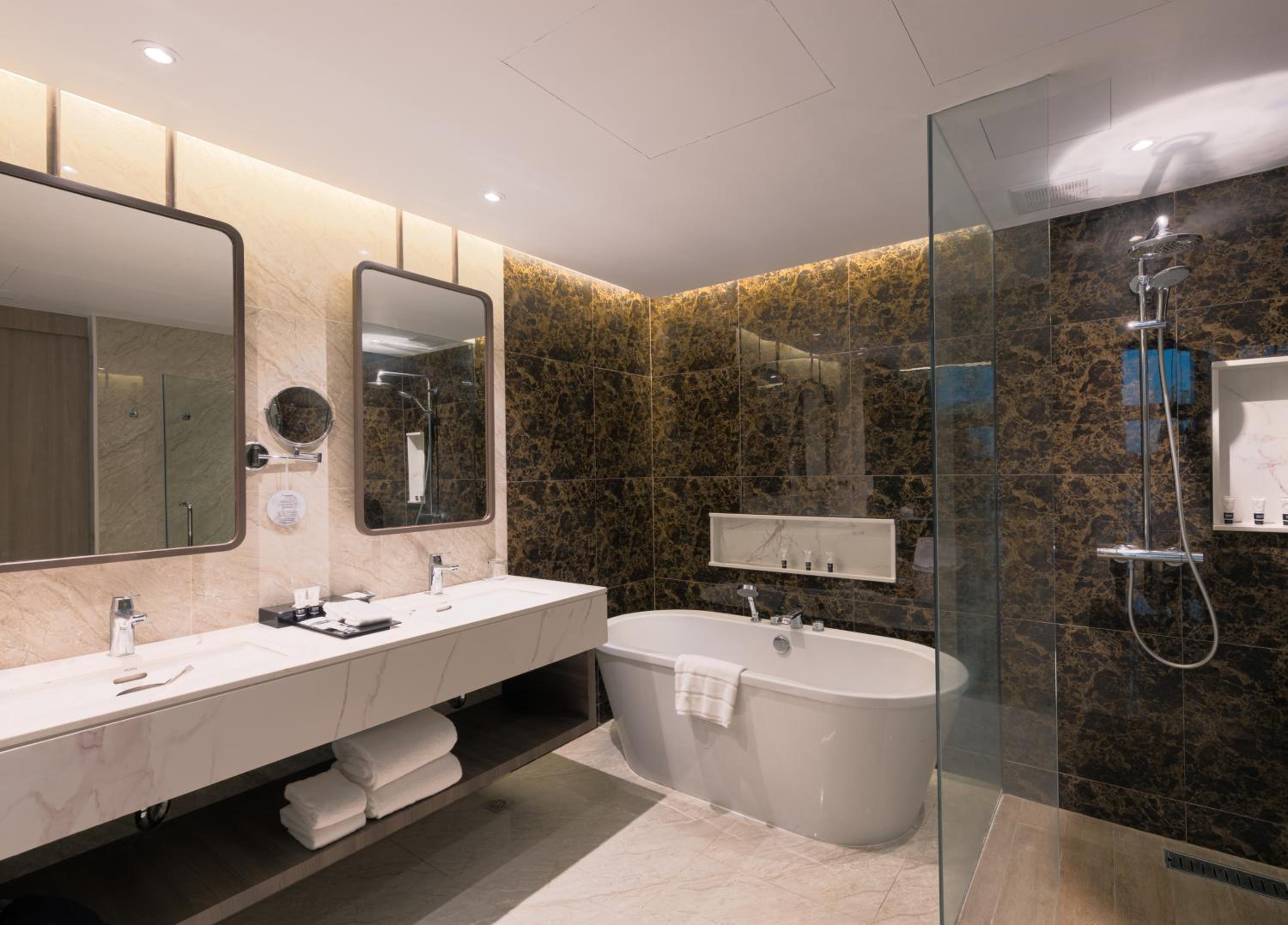 Suite with Pool View - Photo 8