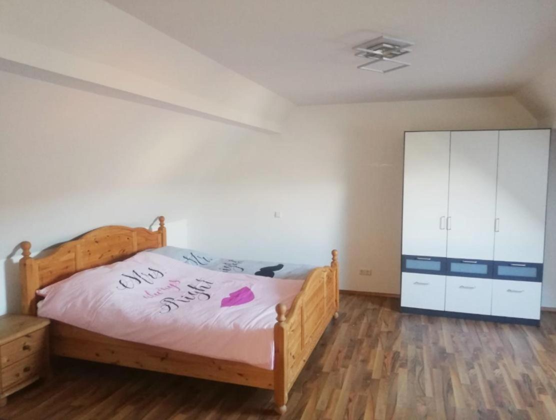 Three-Bedroom Apartment with Shower photo 1
