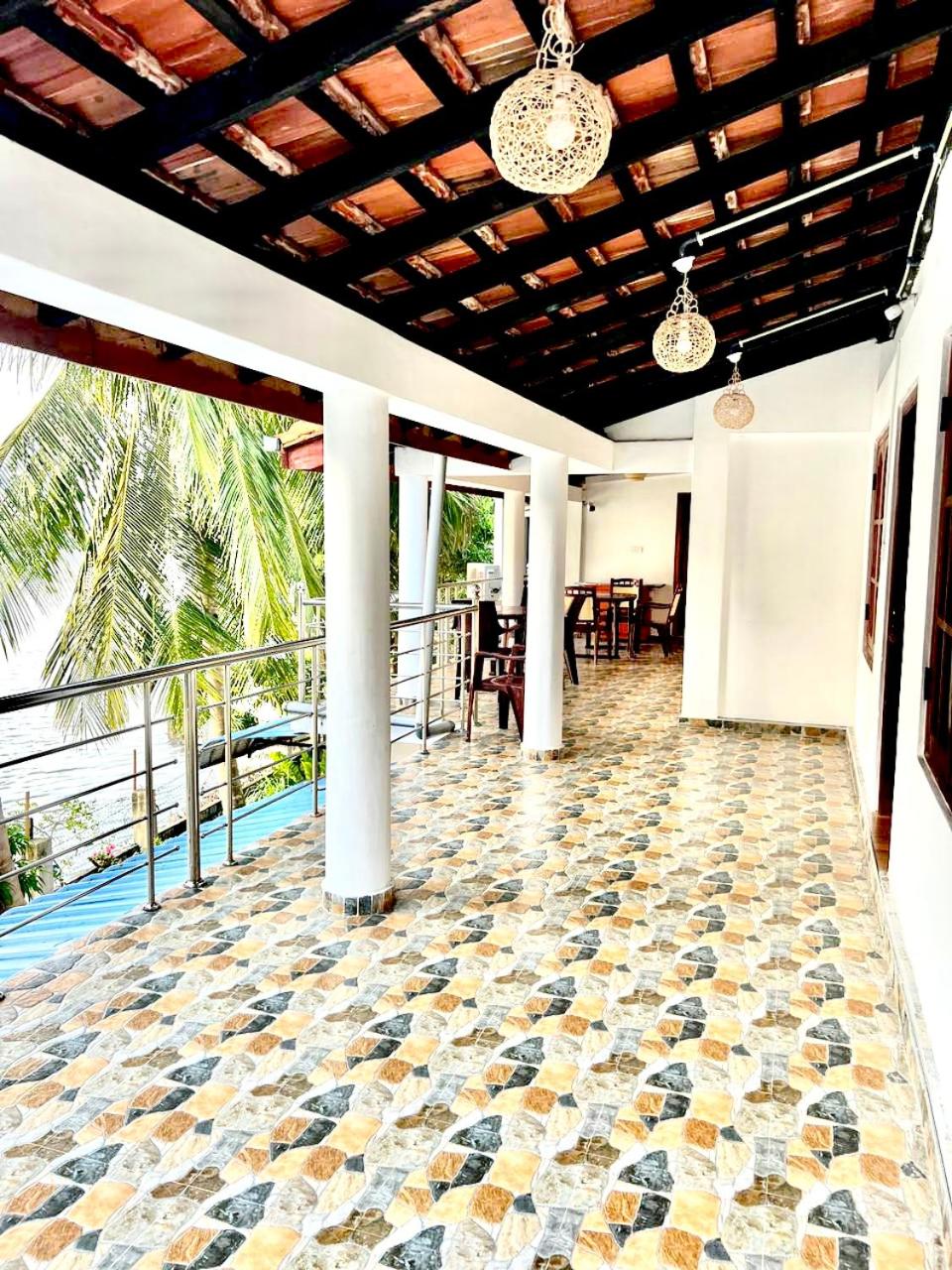 Deluxe Double Room (2 Adults + 1 Child) photo 2