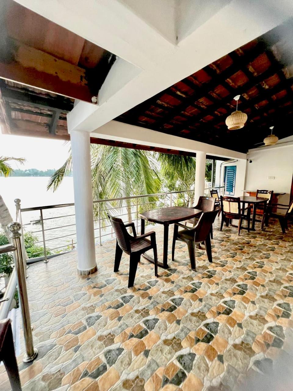 Deluxe Double Room (2 Adults + 1 Child) photo 3