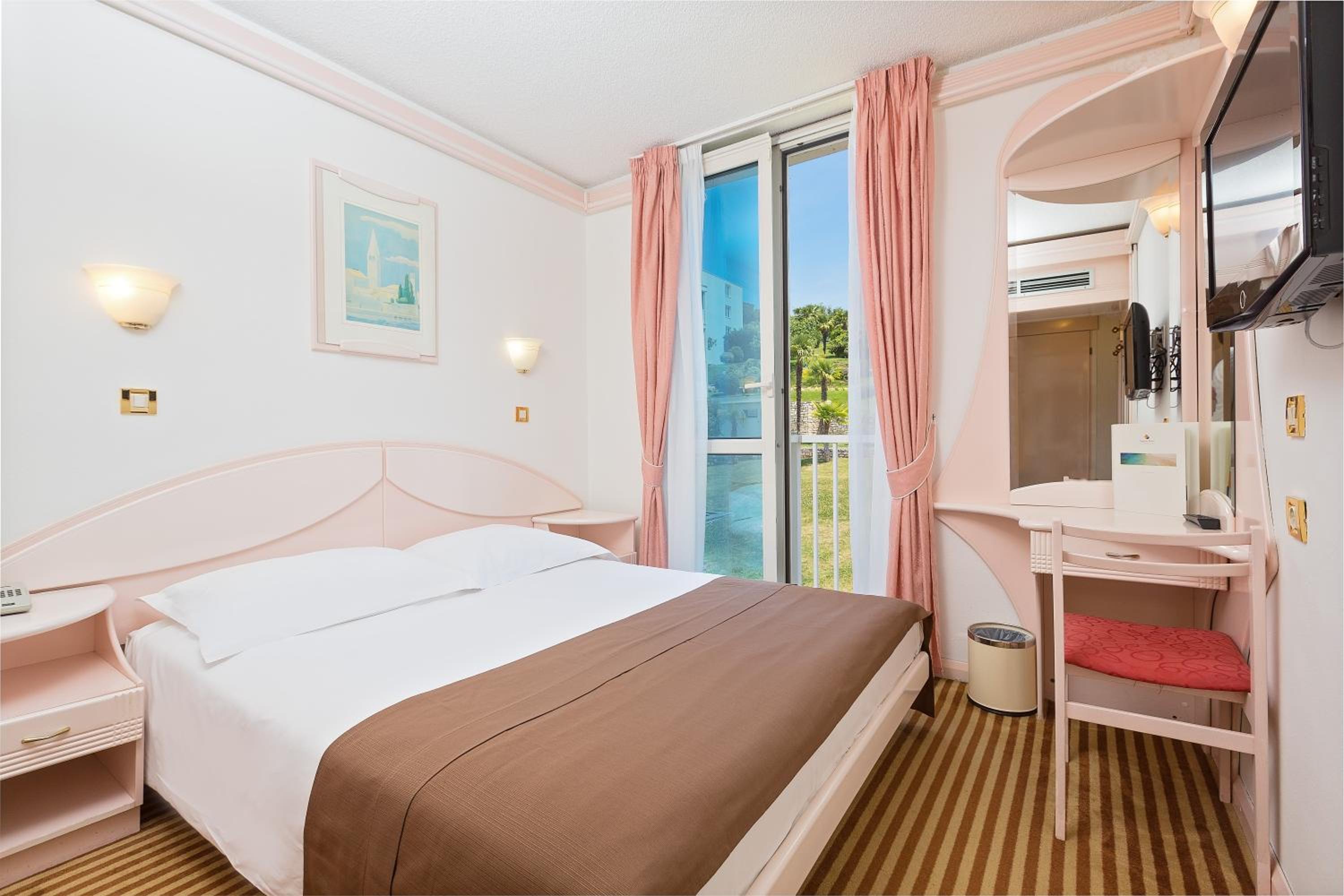 Economy Room With French Bed - Photo 3