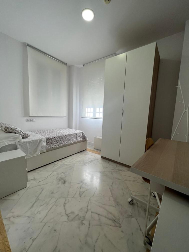 Single Room with Private Bathroom (Female Only)