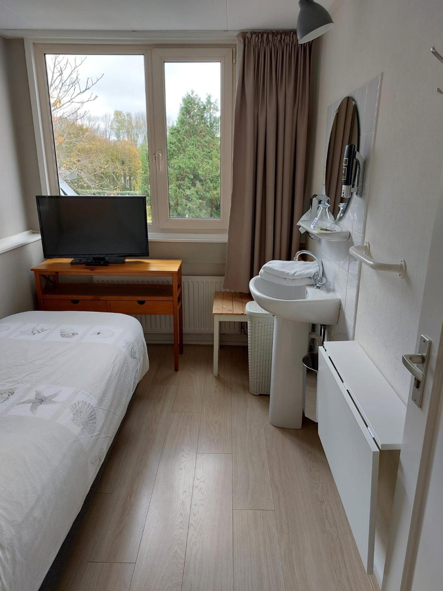 Single Room with Private External Bathroom photo 3