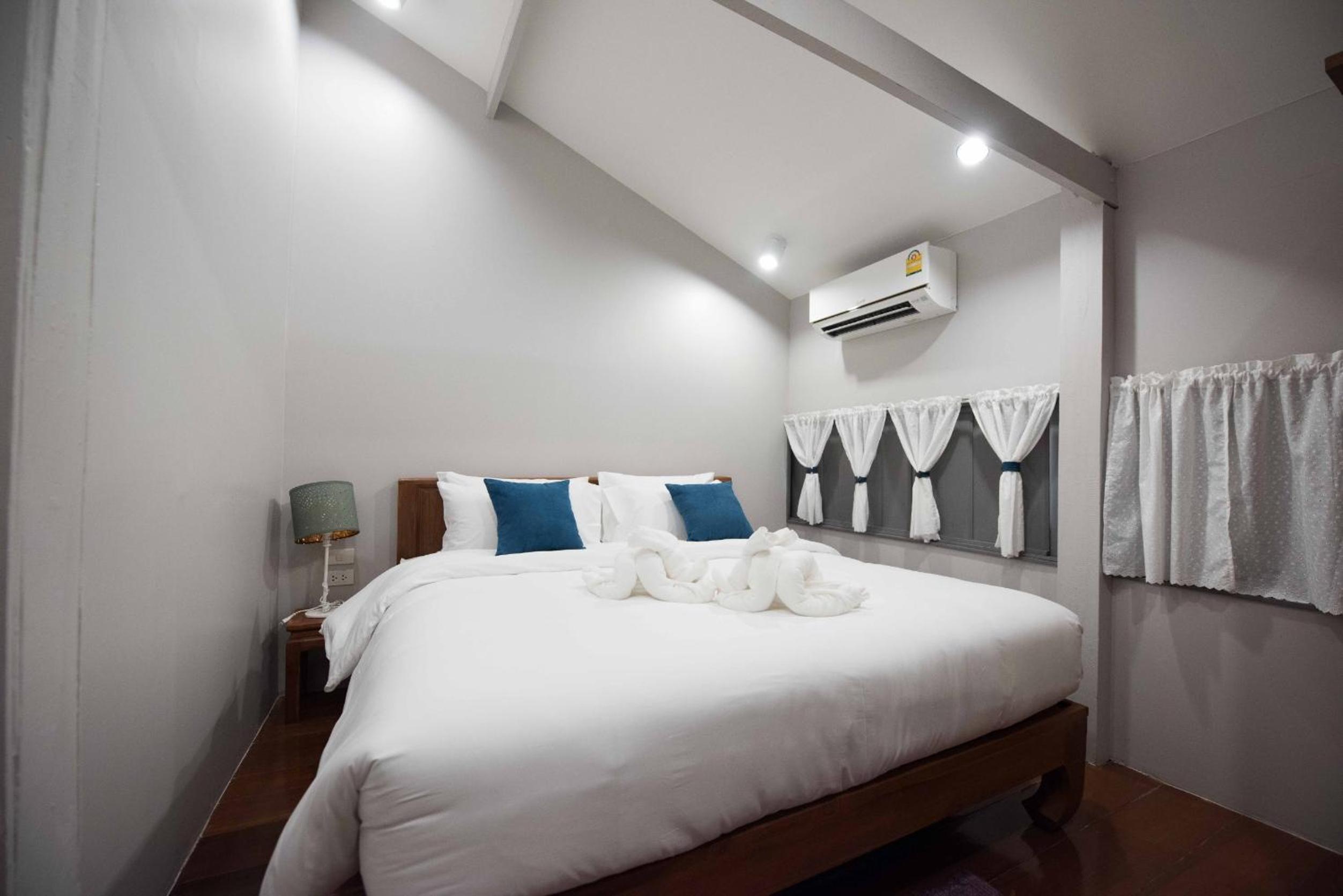 Four-Bedroom House - Photo 6