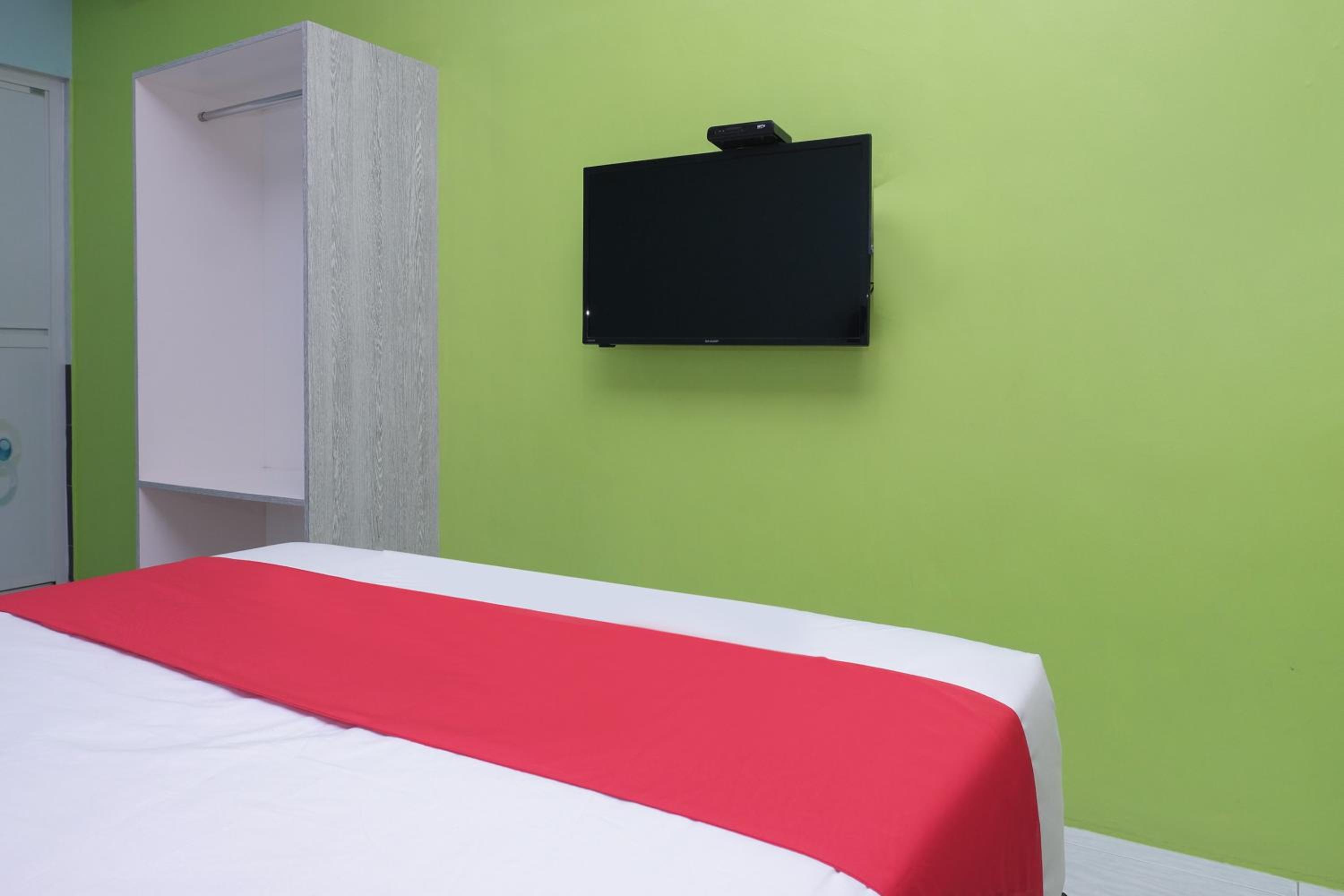 Deluxe Queen Room - Photo 7