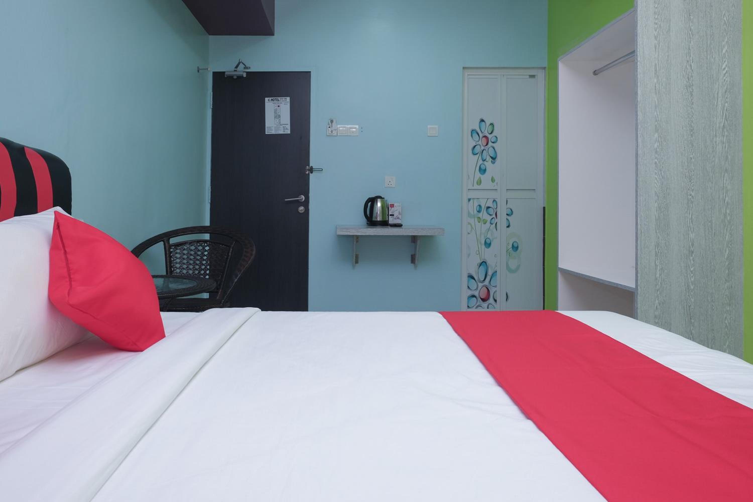 Deluxe Queen Room - Photo 5